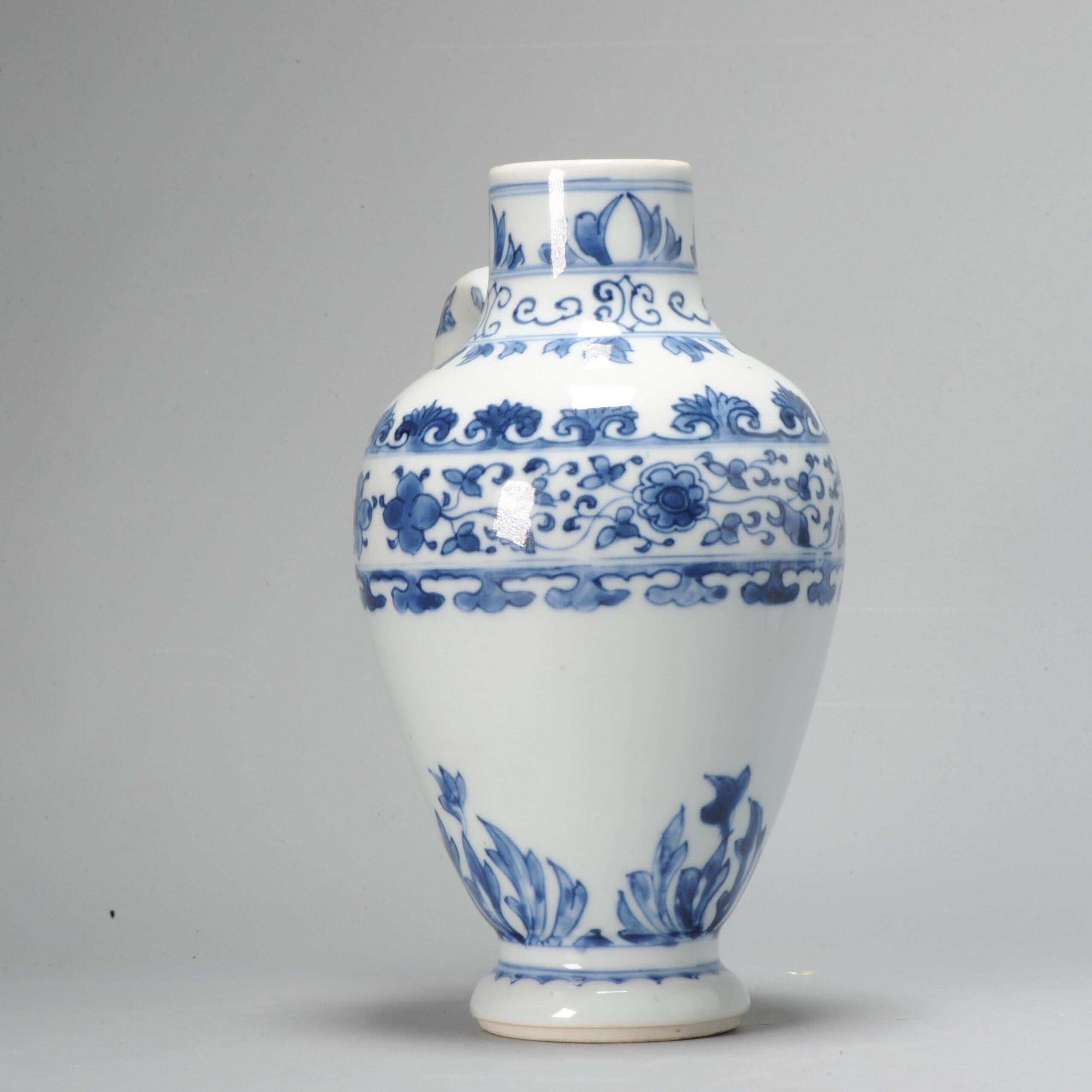 Antique Chinese 17C Chongzhen Period Chinese Porcelain Ewer Floral Beautiful In Good Condition For Sale In Amsterdam, Noord Holland