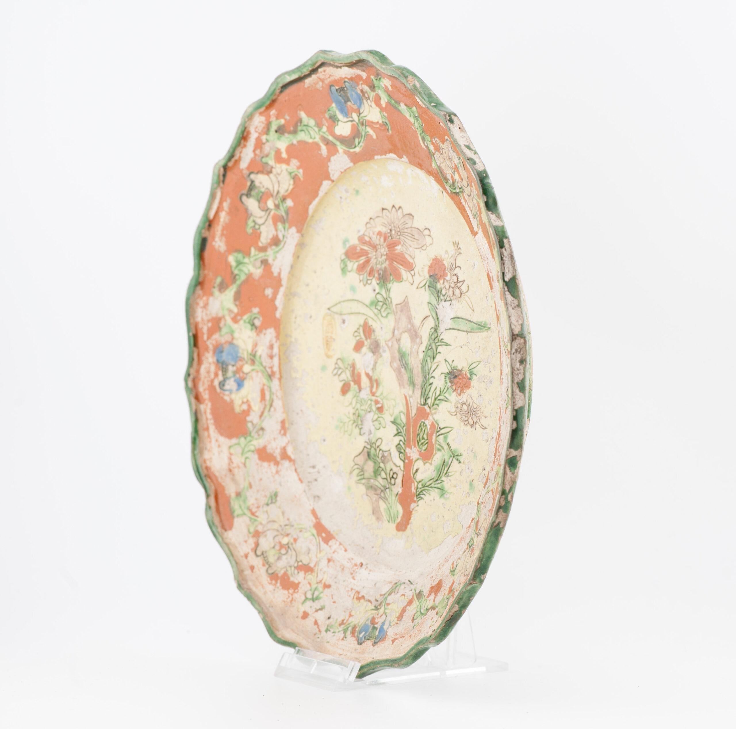 Plat chinois ancien Ming/transitionnel sculpté en porcelaine de style 17C en vente 5