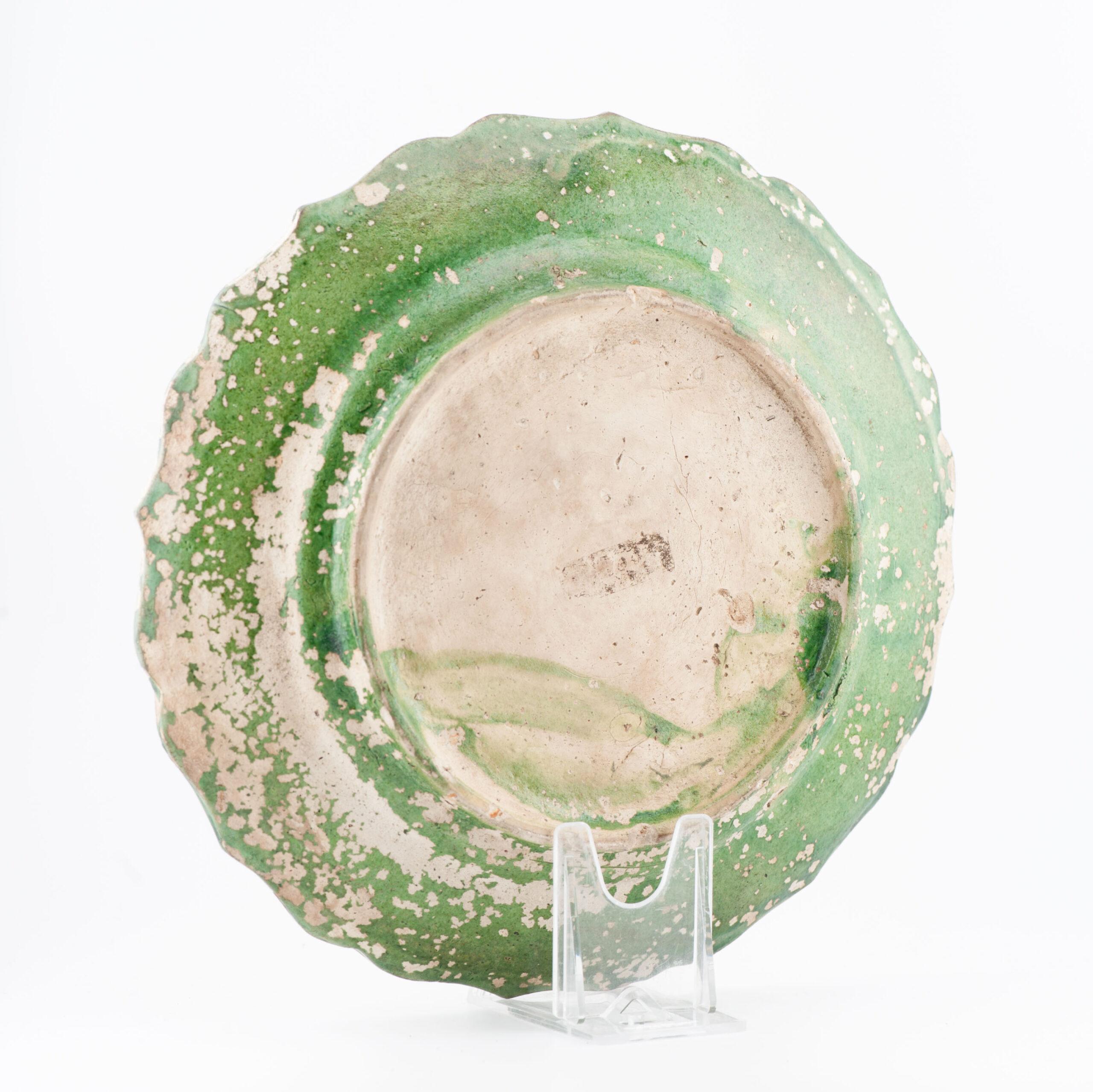 Plat chinois ancien Ming/transitionnel sculpté en porcelaine de style 17C en vente 9