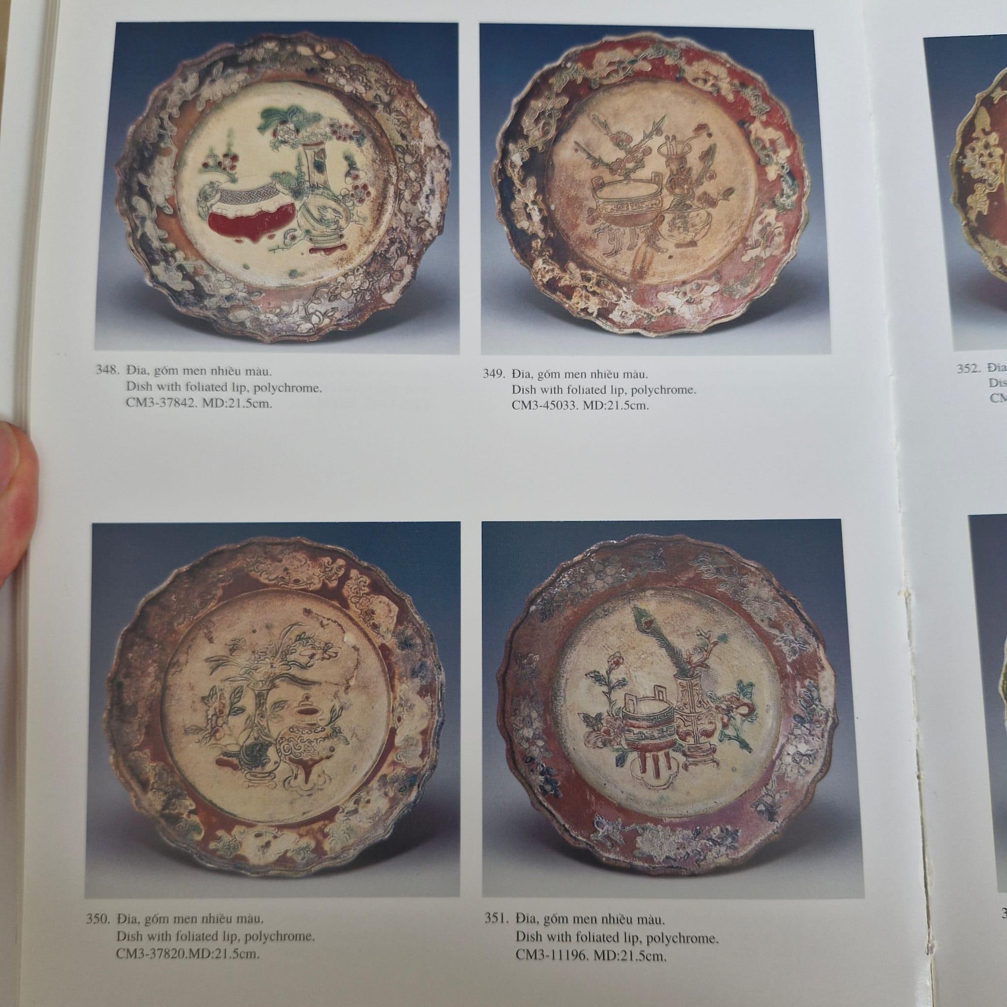 Chinois Plat chinois ancien Ming/transitionnel sculpté en porcelaine de style 17C en vente