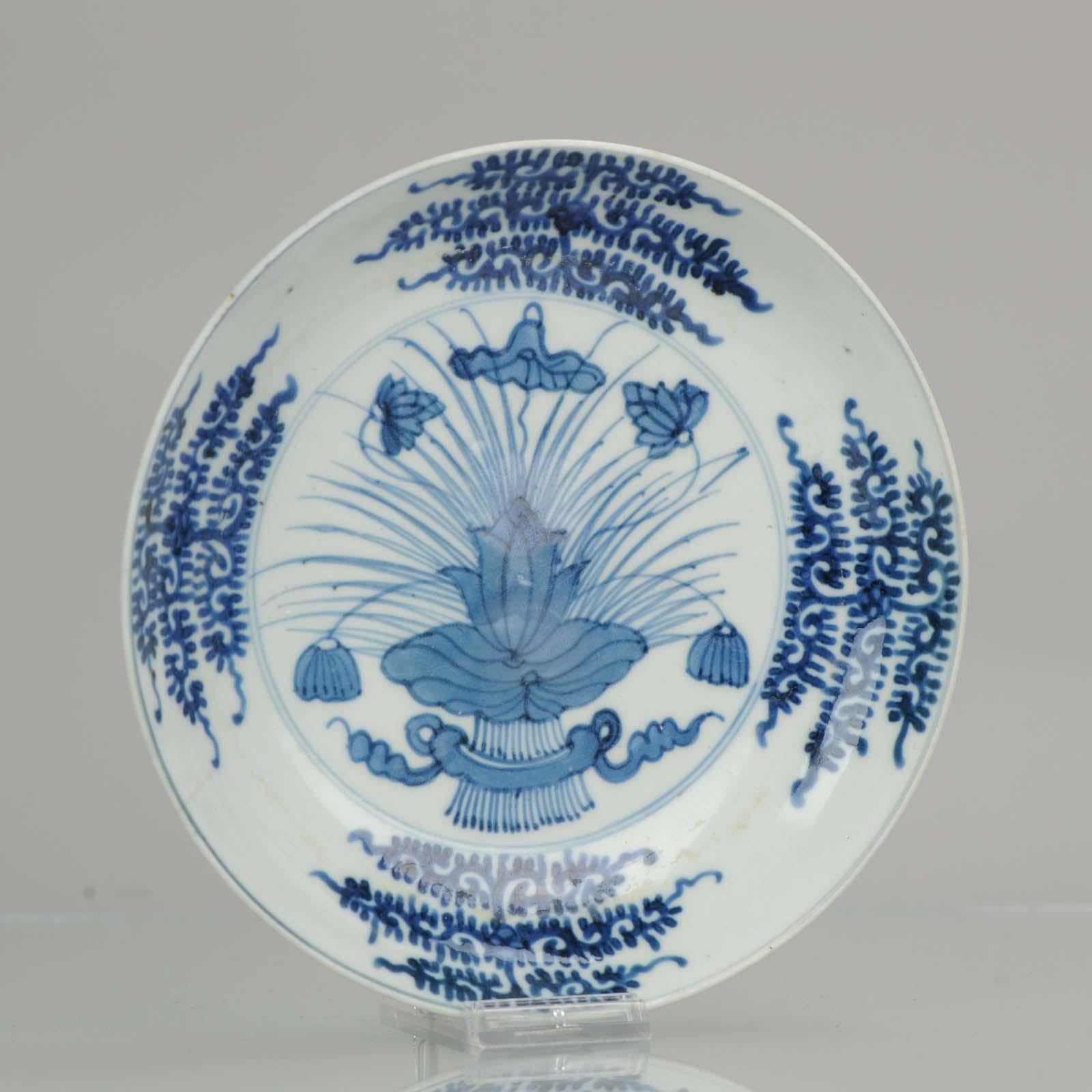 Ancienne porcelaine chinoise du 17ème siècle de type étang de lotus Shunzhi / Kangxi, bleu et blanc en vente 1