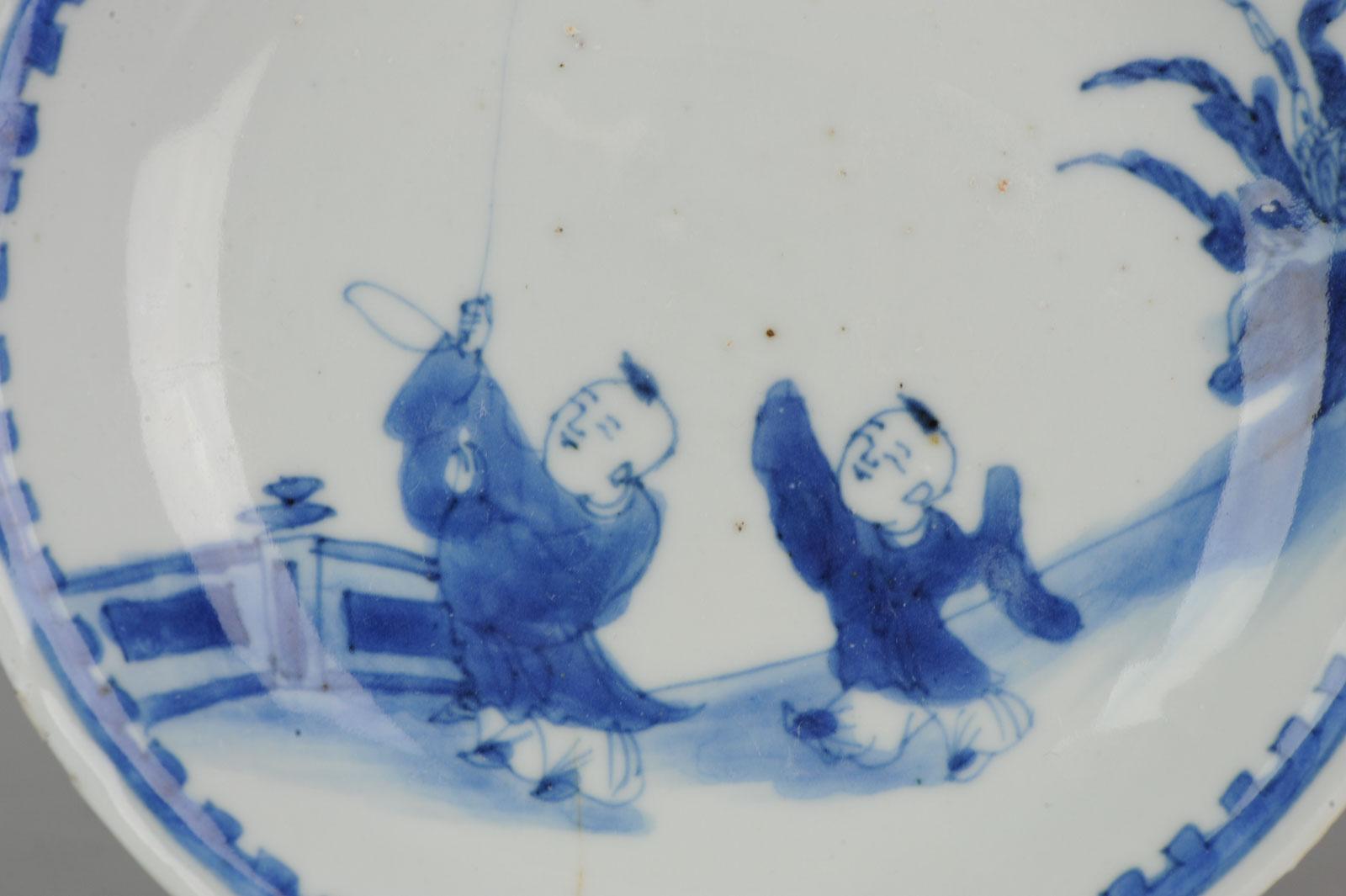 XVIIIe siècle et antérieur Antique assiette chinoise du 17ème siècle en porcelaine Ming/Transitionnelle Garçons avec oiseau en vente