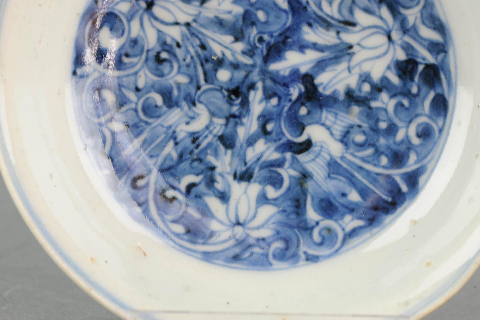 Ancienne assiette chinoise du 17ème siècle en porcelaine marquée Ming Jiajing et d'époque en vente 5