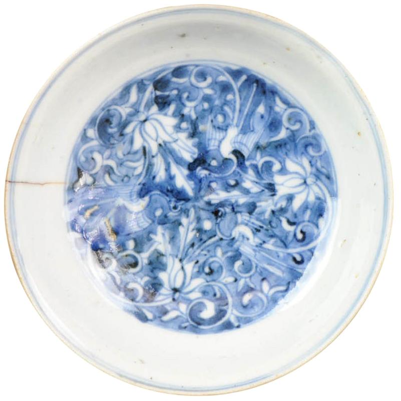 Ancienne assiette chinoise du 17ème siècle en porcelaine marquée Ming Jiajing et d'époque en vente