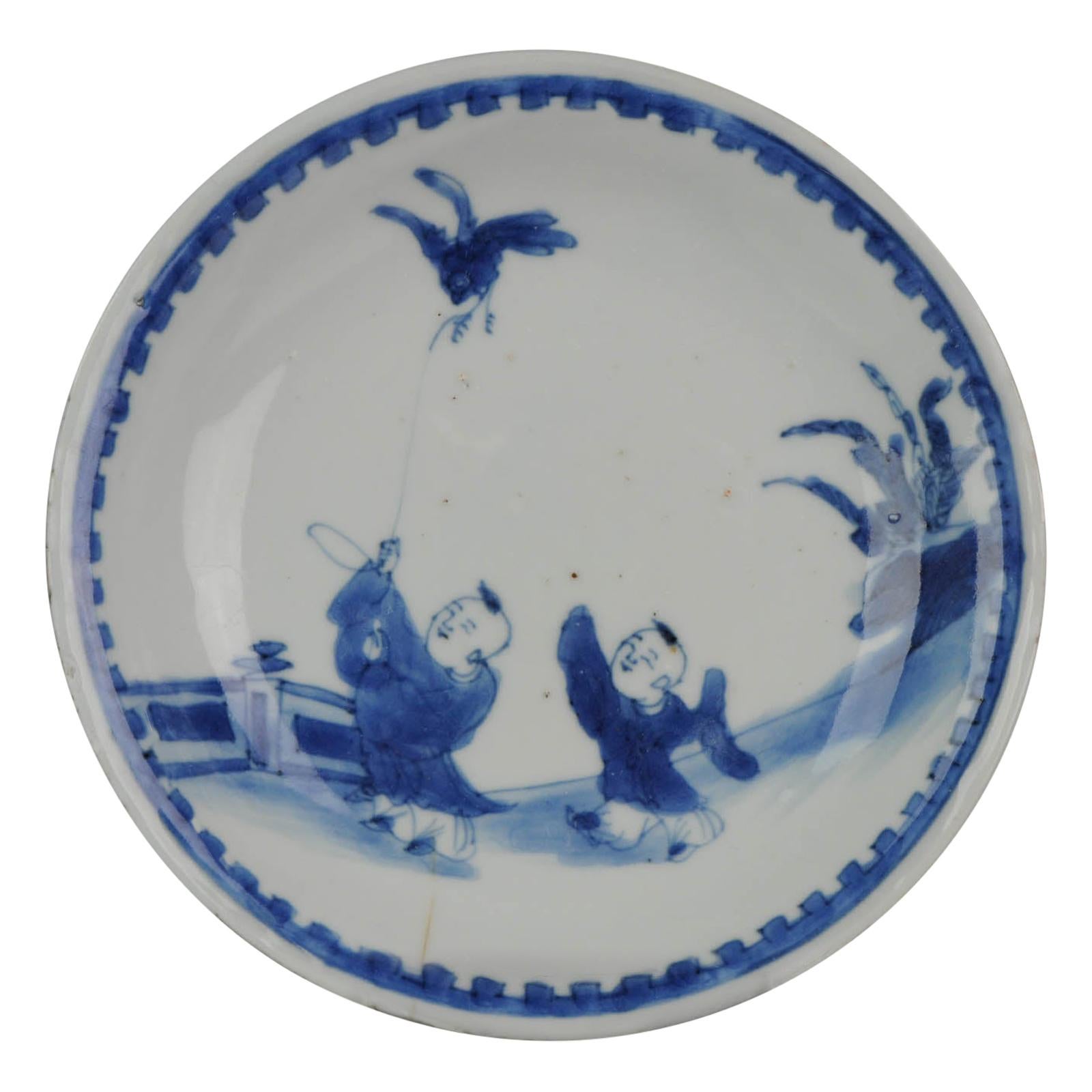 Antique assiette chinoise du 17ème siècle en porcelaine Ming/Transitionnelle Garçons avec oiseau