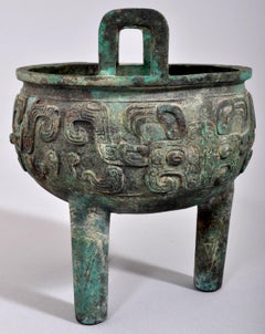 Encensoir ding tripode chinois de style archaïque du 18e-19e siècle en bronze