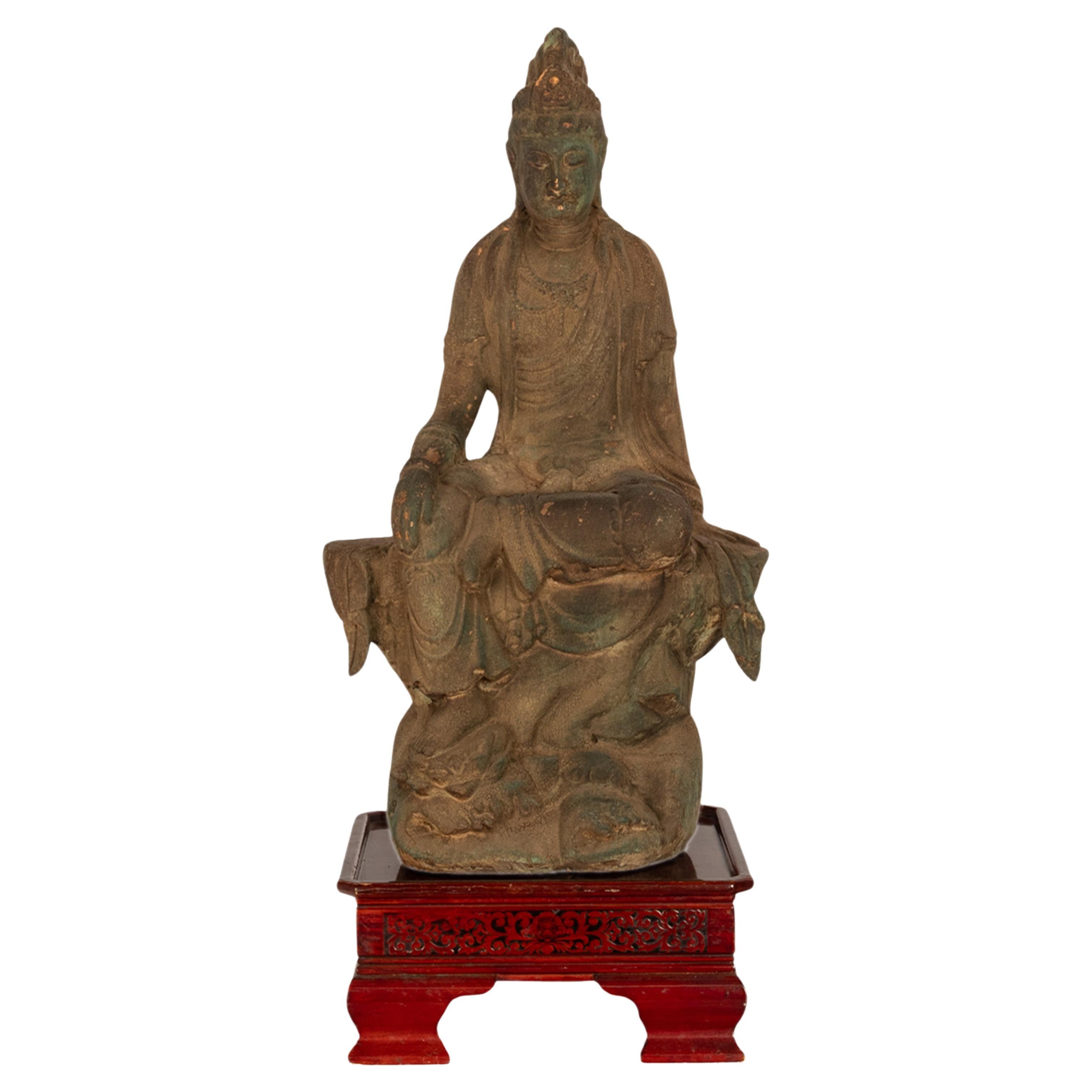Gran estatua antigua de madera tallada de la dinastía Qing china del siglo XVIII que representa a Bohisattva Guanyin.
Esta maravillosa estatua tallada representa a Quanyin 