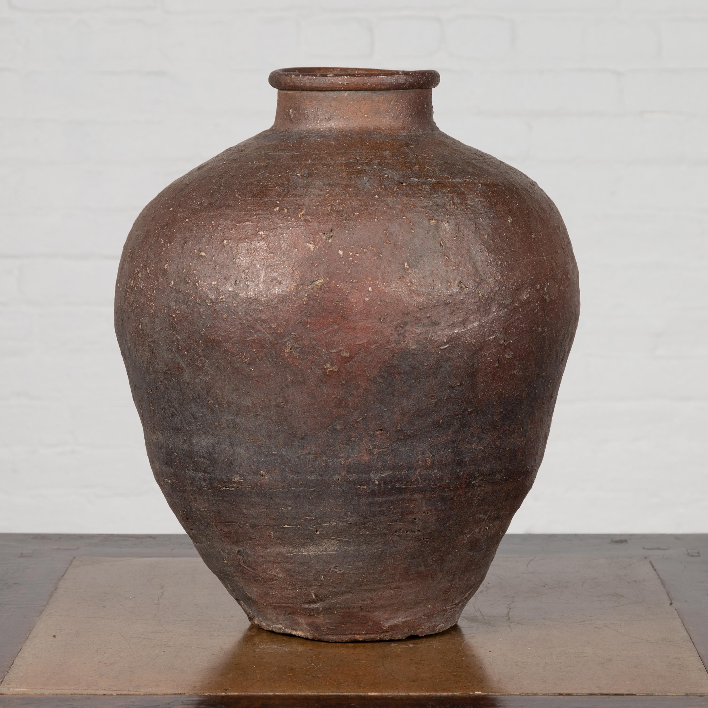 Chinois Urne brune de la Dynasty du 19e siècle, à l'aspect usé par les intempéries, pour le stockage des grains en vente