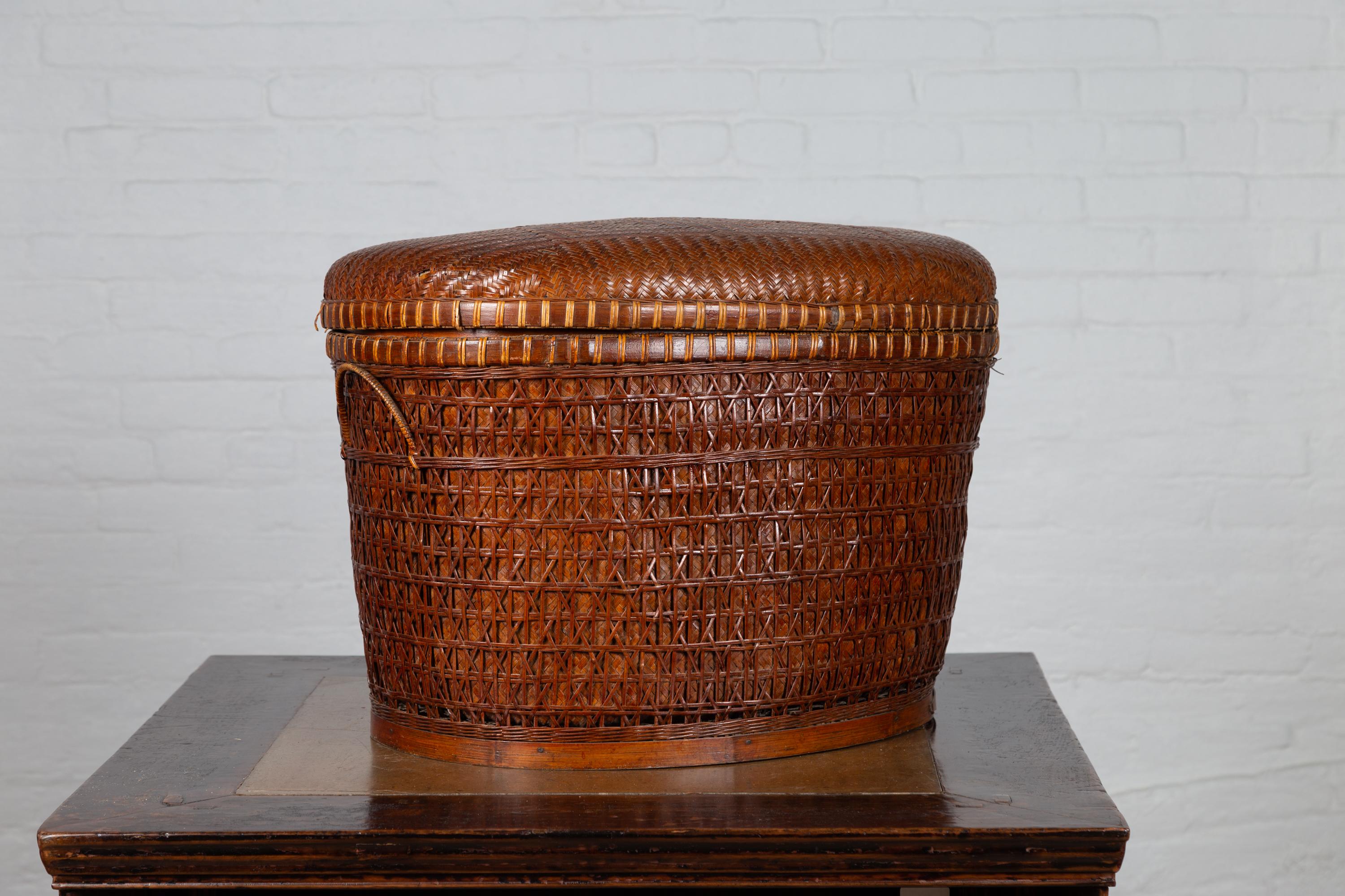 Antique Chinese 19th Century Qing Period Oval Rattan Basket with Lid and Handles In Good Condition In Yonkers, NY