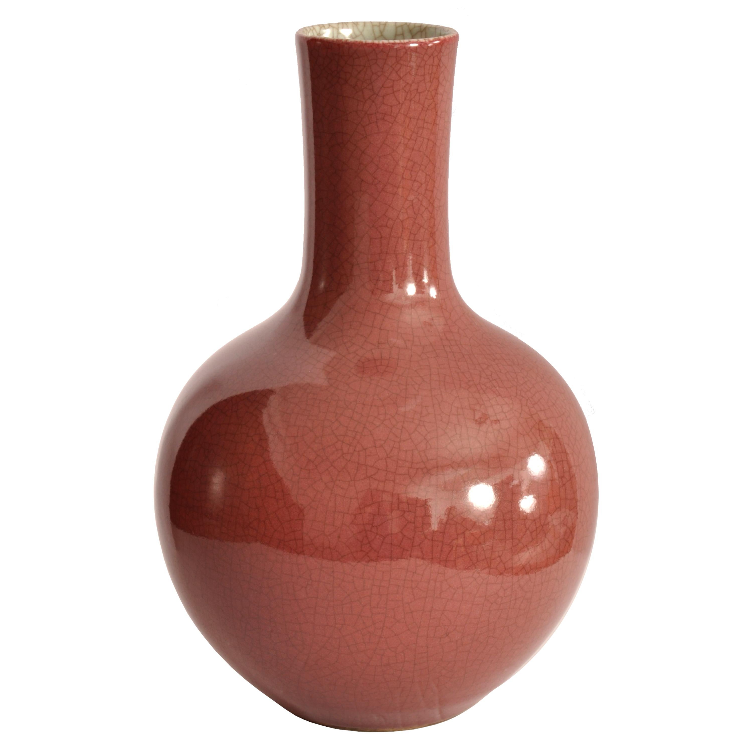 Antike chinesische Flaschenvase der Qing-Dynastie (1644-1911) aus dem späten 19.
Die Vase ist außen mit einer roten Craquelé-Glasur und innen mit einer cremefarbenen Craquelé-Glasur versehen. Die Vase hat die Form einer Flasche mit einem großen,