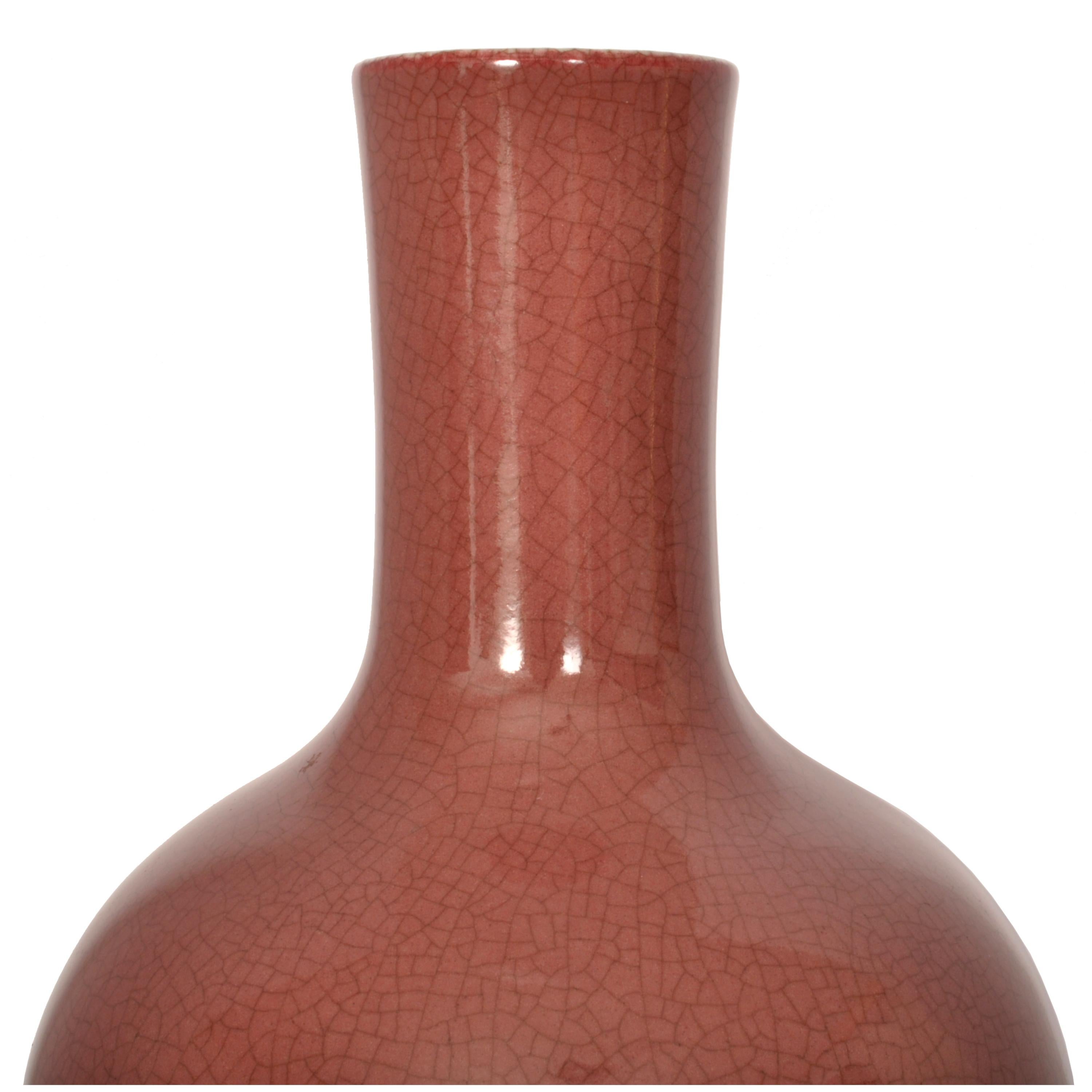 Antike chinesische Qing Red Sang de Boeuf Ochsenblut Craquelé-Glasur-Vase aus dem 19. Jahrhundert  (Glasiert) im Angebot