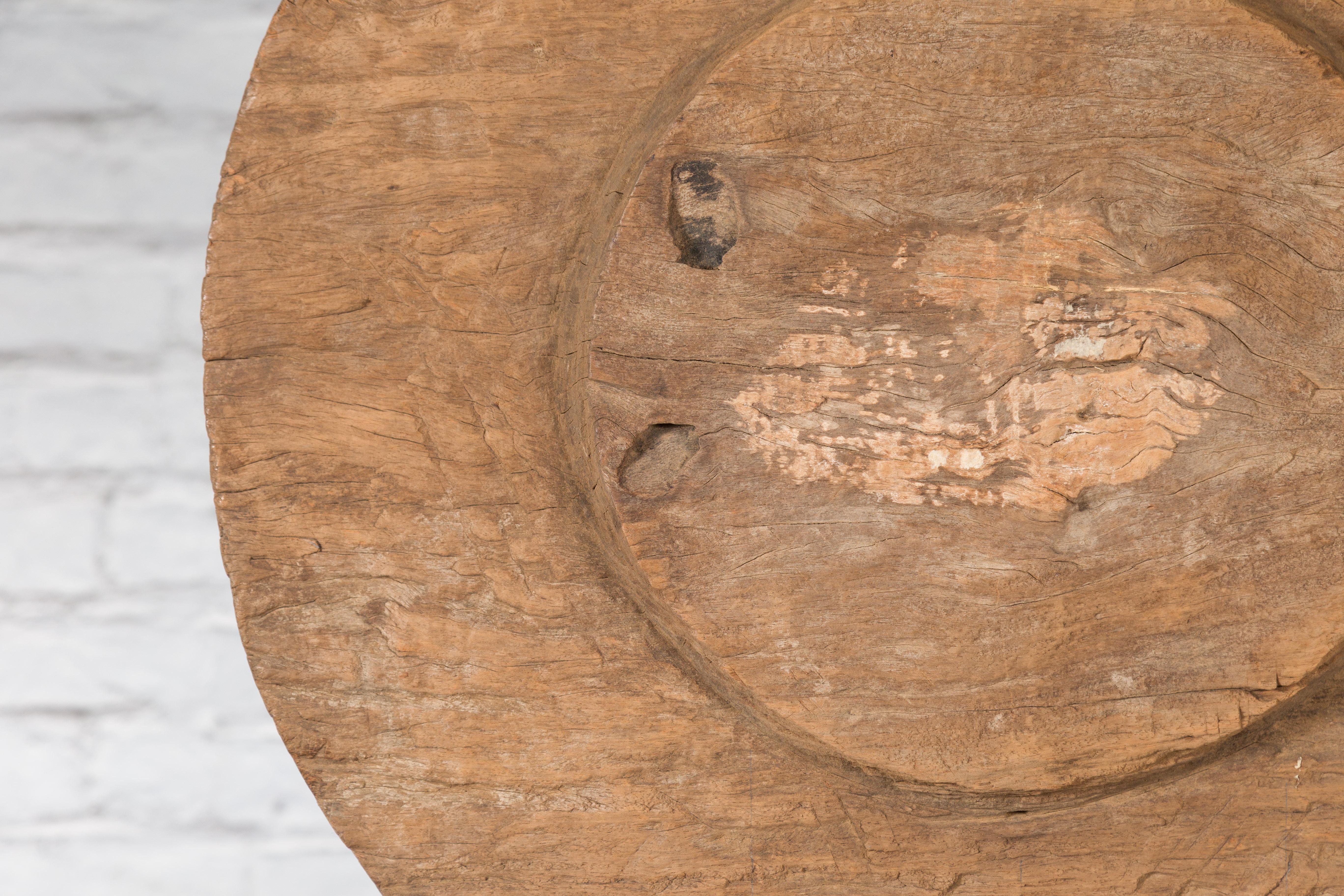 Bois Ancienne roue de chariot chinoise rustique en bois sur socle en forme de chariot du 19ème siècle en vente