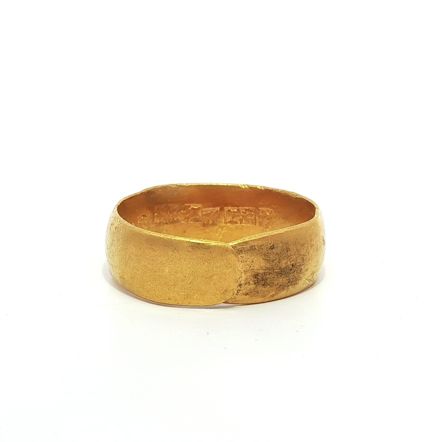 Anillo chino antiguo de oro amarillo de 24 quilates con banda flexible de 7,9 mm de ancho en Excelente estado para la venta en Montclair, NJ