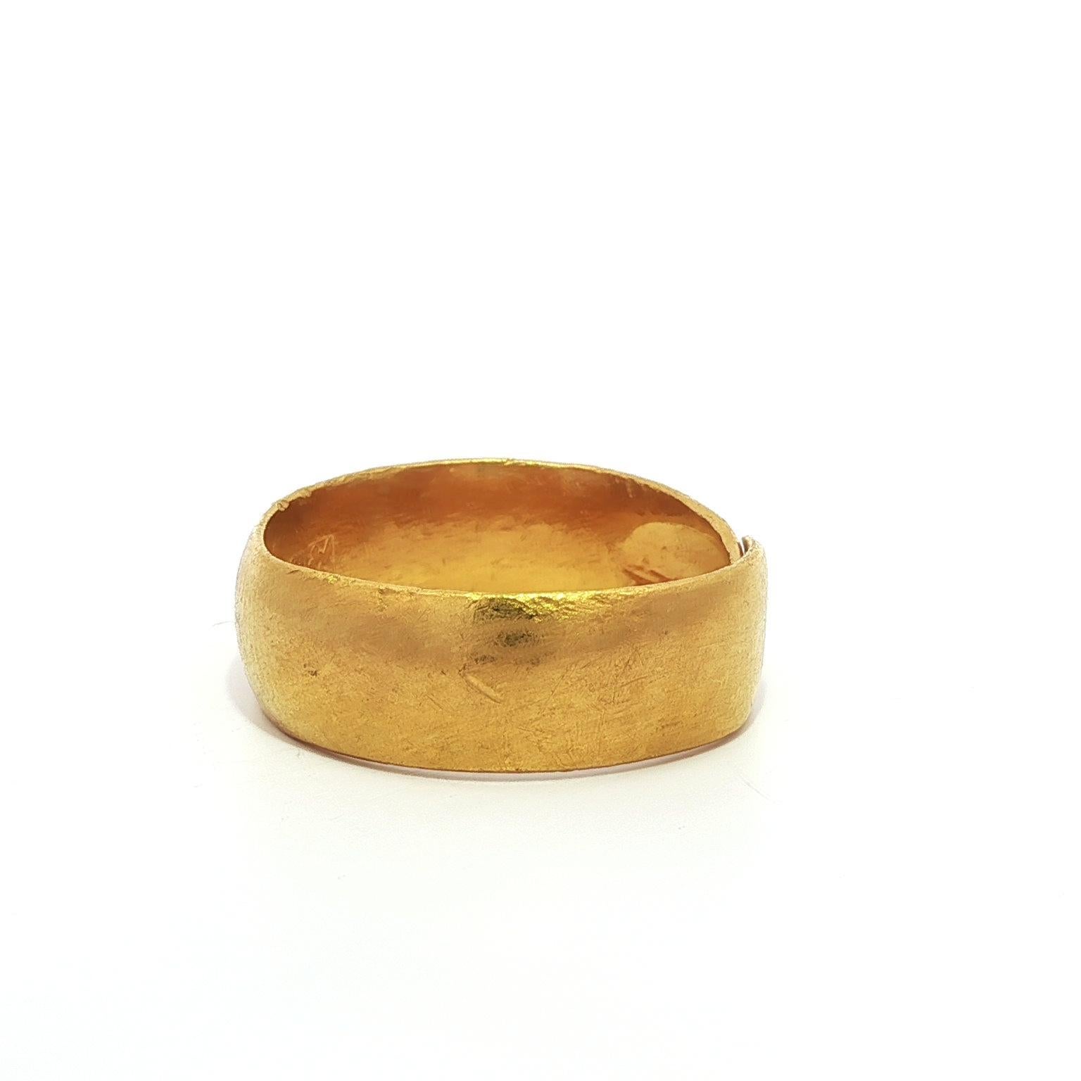 Femenino o masculino Anillo chino antiguo de oro amarillo de 24 quilates con banda flexible de 7,9 mm de ancho en venta