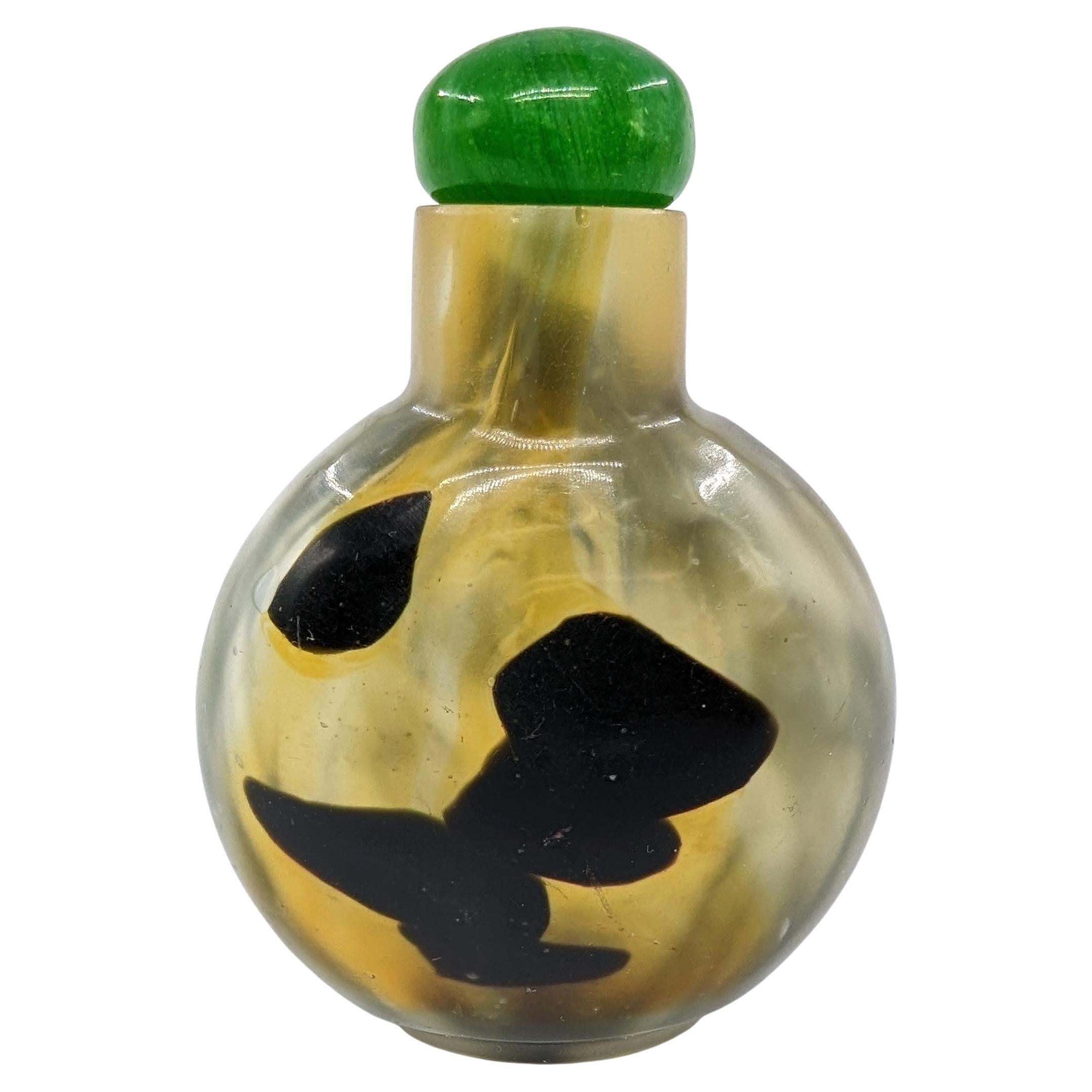 Antike chinesische Schnupftabakflasche aus 3-farbigem Pekinger Glas, das Schattenachat imitiert, in abgeflachter, kugelförmiger Form, auf einem geschnitzten flachen Fußring, mit einem grünen Wirbelglasstopfen

19c Qing-Dynastie