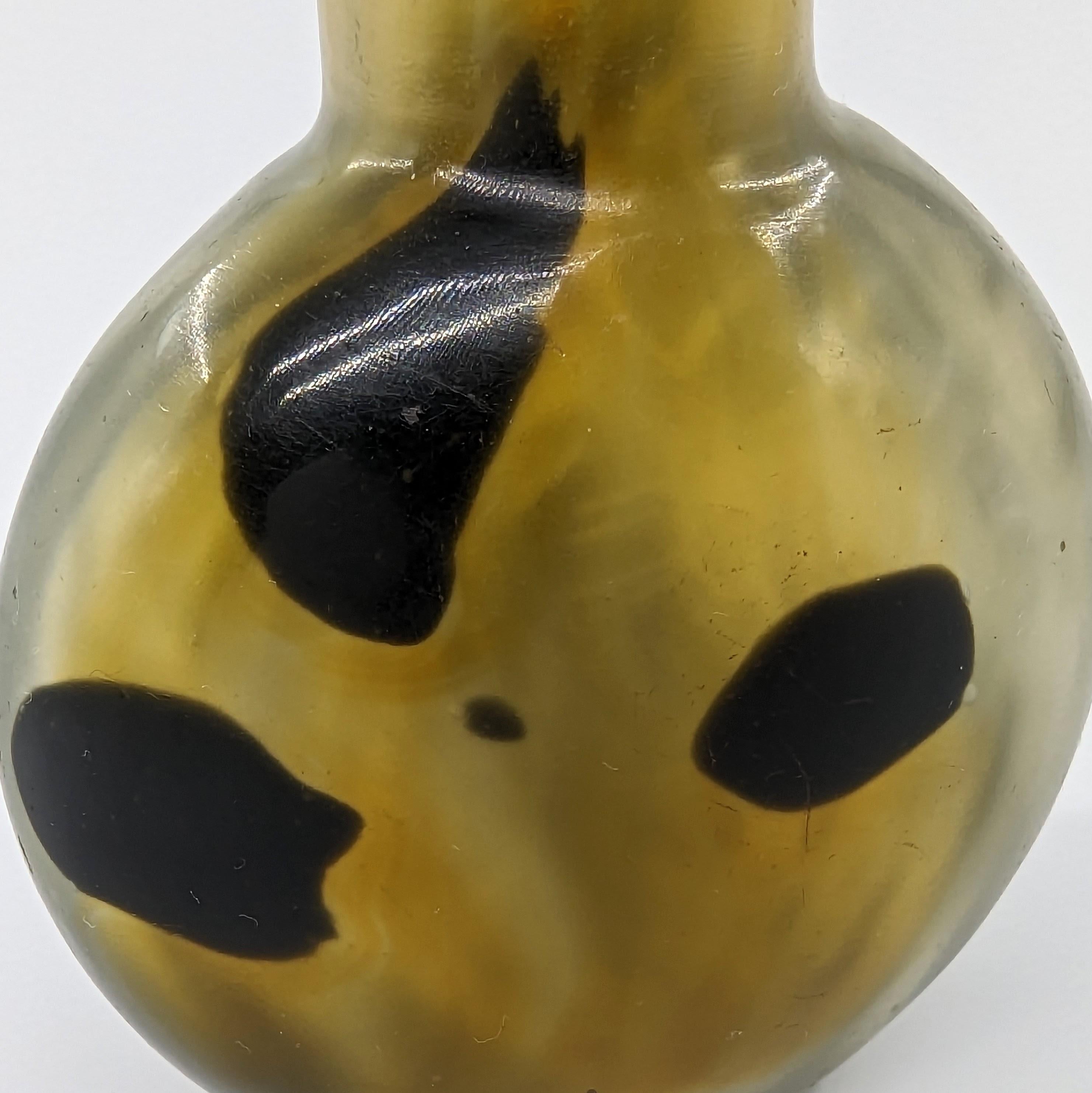 Antike chinesische Schnupftabakflasche aus 3farbigem Liuli-Glas mit leuchtendem Achat, 19. Jahrhundert, Qing im Zustand „Gut“ im Angebot in Richmond, CA