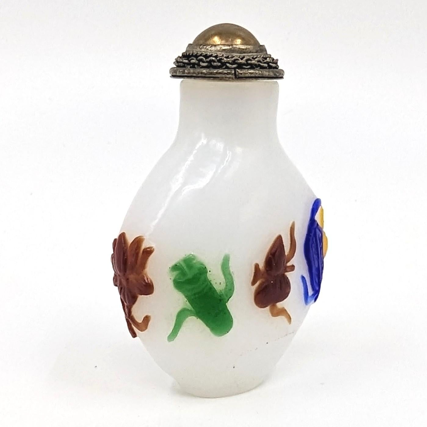 Antike chinesische 5farbige geschnitzte Schnupftabakflasche mit Glasüberzug, 8 Schätze, 19. Jahrhundert im Zustand „Gut“ im Angebot in Richmond, CA