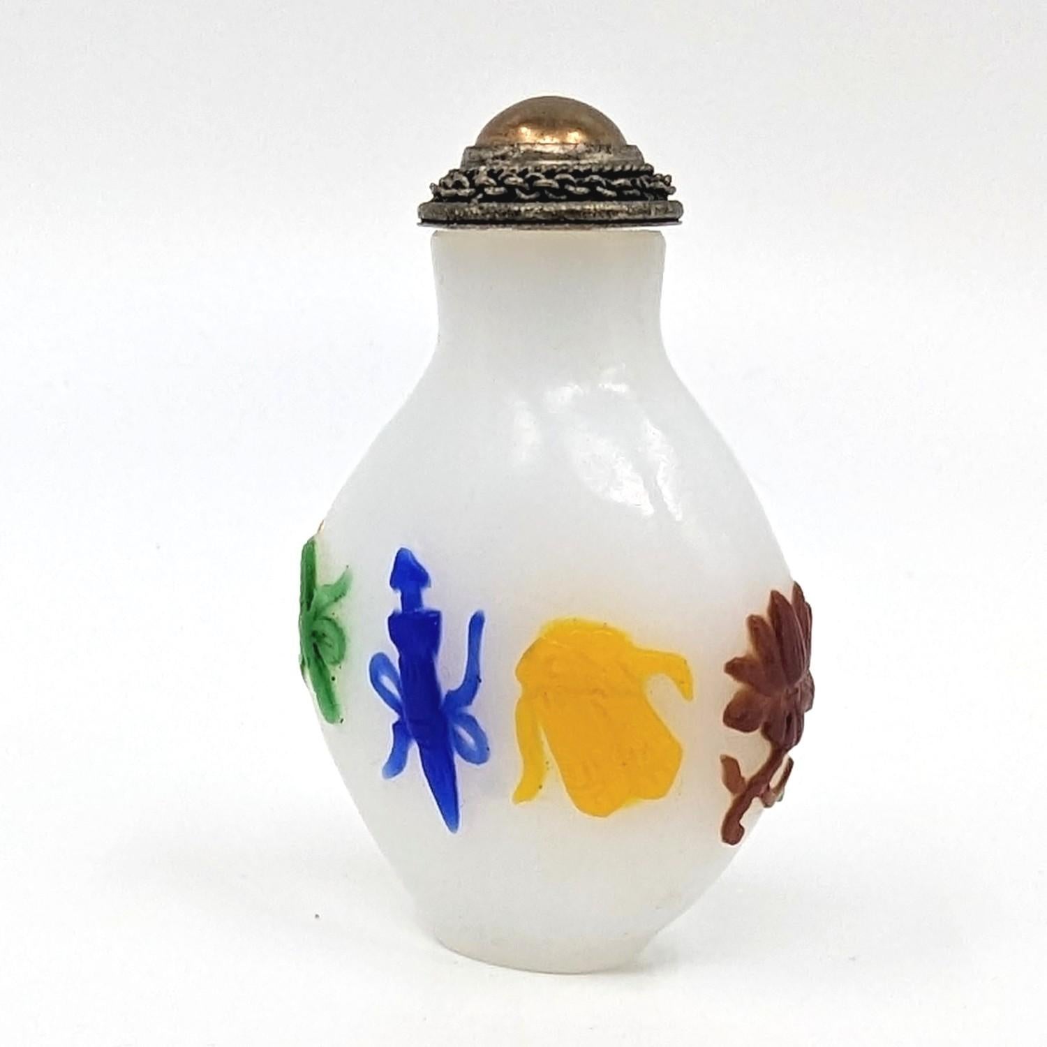 Antike chinesische 5farbige geschnitzte Schnupftabakflasche mit Glasüberzug, 8 Schätze, 19. Jahrhundert für Damen oder Herren im Angebot