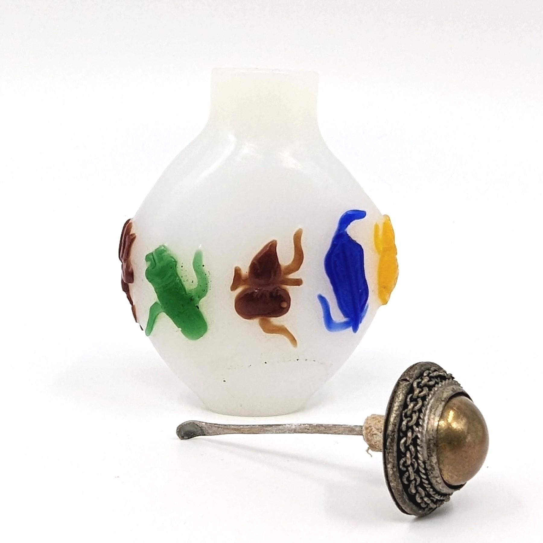 Antike chinesische 5farbige geschnitzte Schnupftabakflasche mit Glasüberzug, 8 Schätze, 19. Jahrhundert im Angebot 1