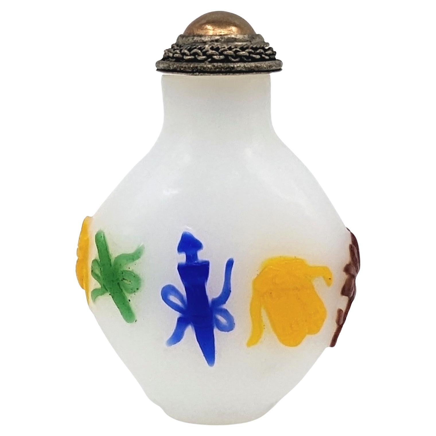 Antike chinesische 5farbige geschnitzte Schnupftabakflasche mit Glasüberzug, 8 Schätze, 19. Jahrhundert im Angebot