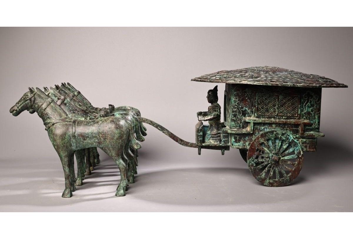 
Antiguo Carro Chino de Bronce Tirado por Cuatro Caballos - 57cm Antigua Obra Maestra

Experimenta la grandeza de la antigua China con este Antiguo Carro Chino de Bronce Tirado por Cuatro Caballos de 57 cm, una asombrosa representación del arte y la