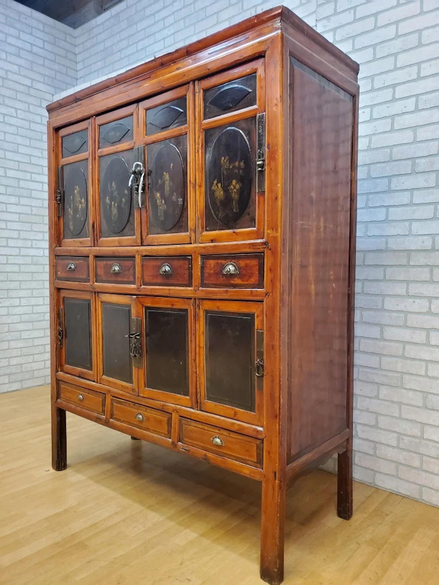 Ancienne armoire chinoise à 8 portes avec motifs peints et dorés

Cette magnifique armoire comporte 8 portes et 7 tiroirs. Chaque porte est ornée de magnifiques peintures dorées. Les 4 portes supérieures sont chacune divisées en 2 panneaux. Les