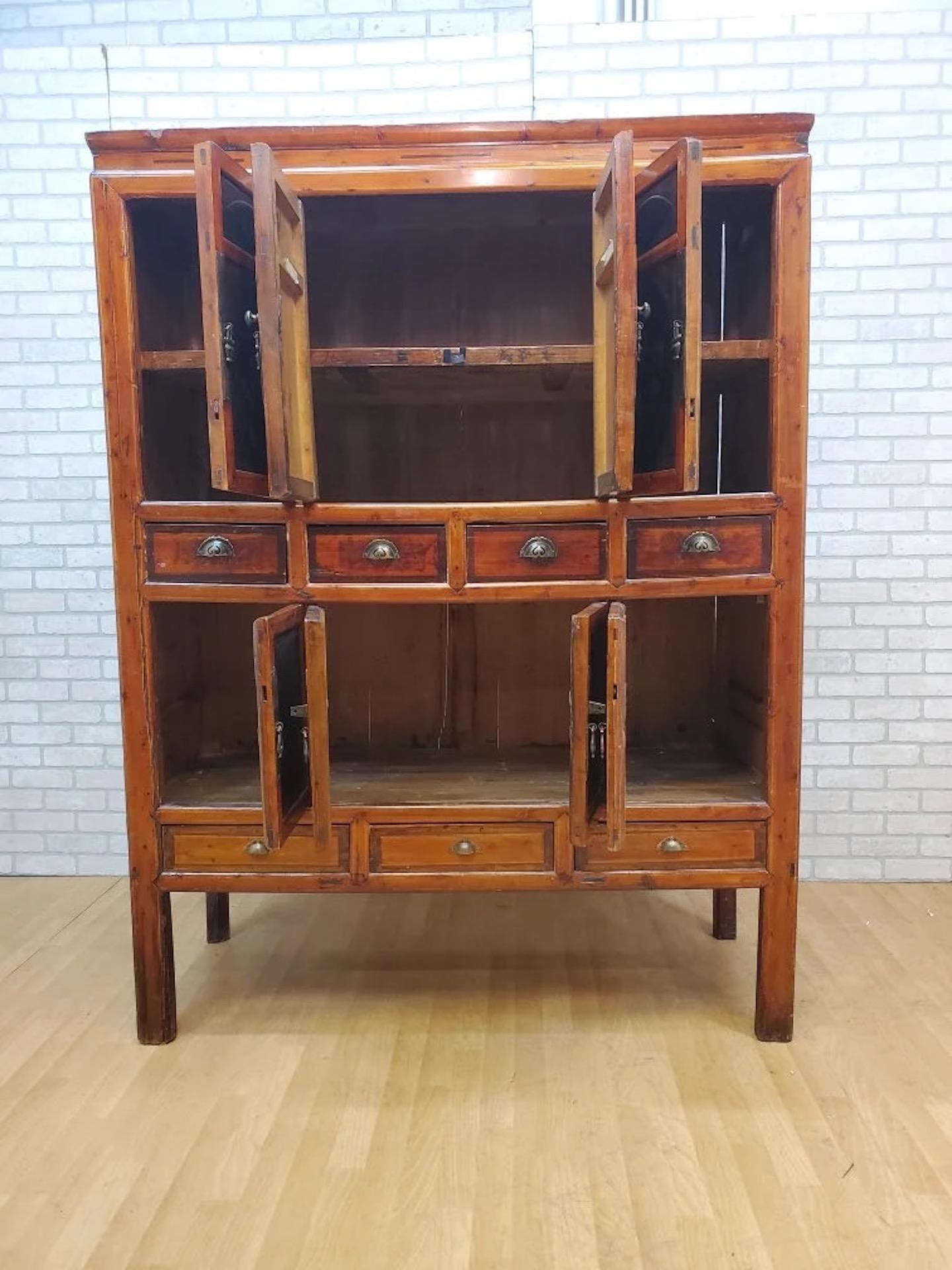 Qing Ancienne armoire chinoise à 8 portes avec motifs peints et dorés en vente