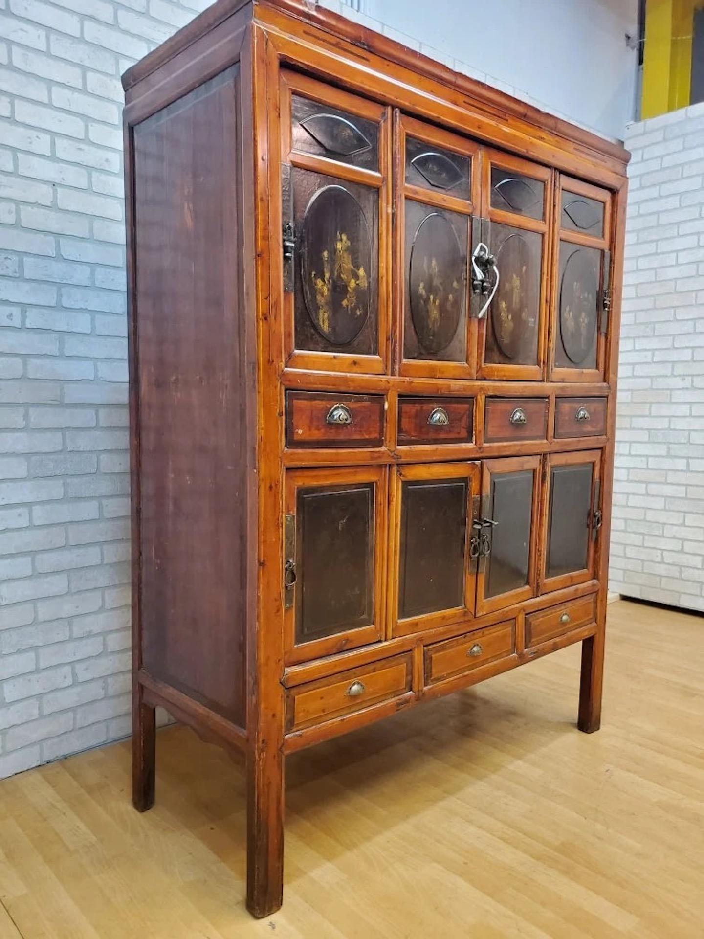 Chinois Ancienne armoire chinoise à 8 portes avec motifs peints et dorés en vente