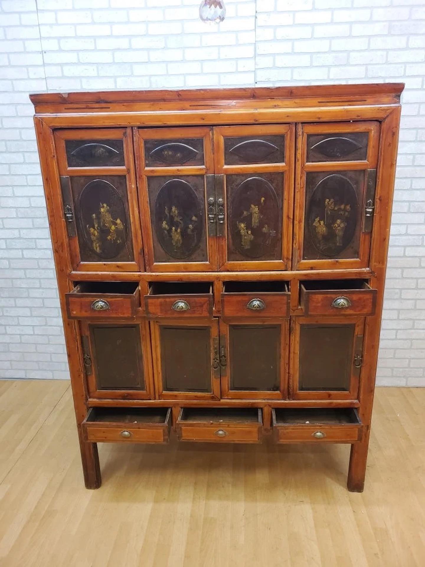 Ancienne armoire chinoise à 8 portes avec motifs peints et dorés Bon état - En vente à Chicago, IL