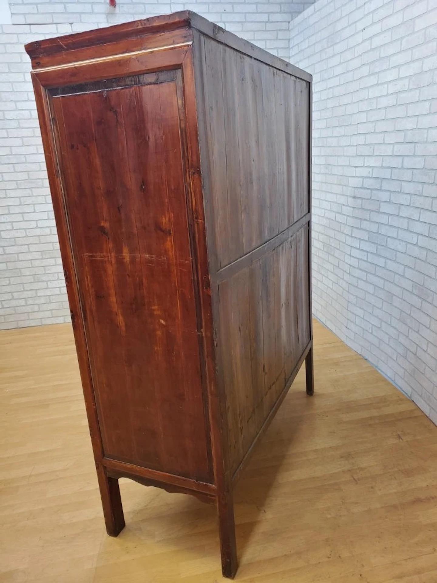 Bois Ancienne armoire chinoise à 8 portes avec motifs peints et dorés en vente