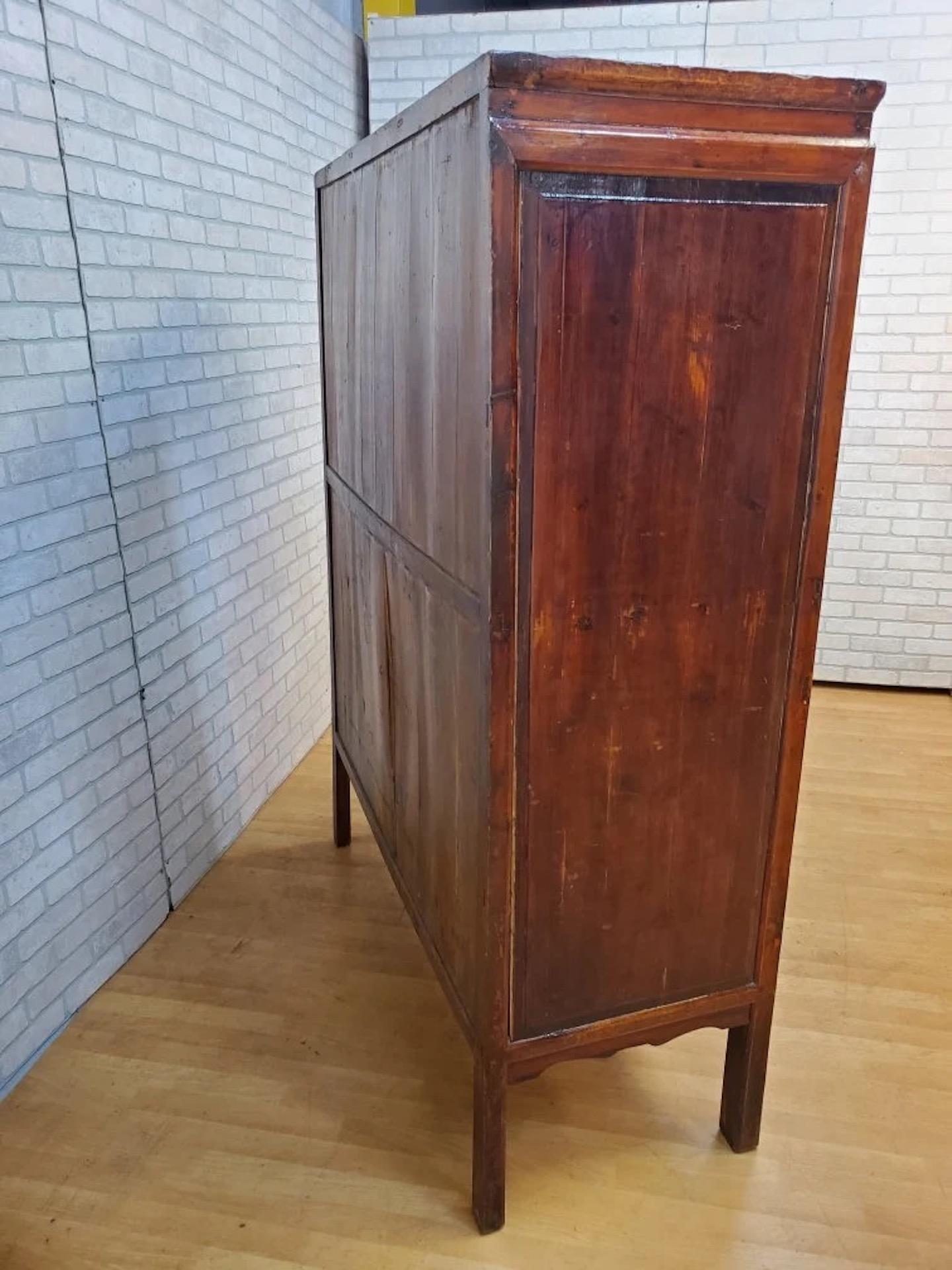 Ancienne armoire chinoise à 8 portes avec motifs peints et dorés en vente 1
