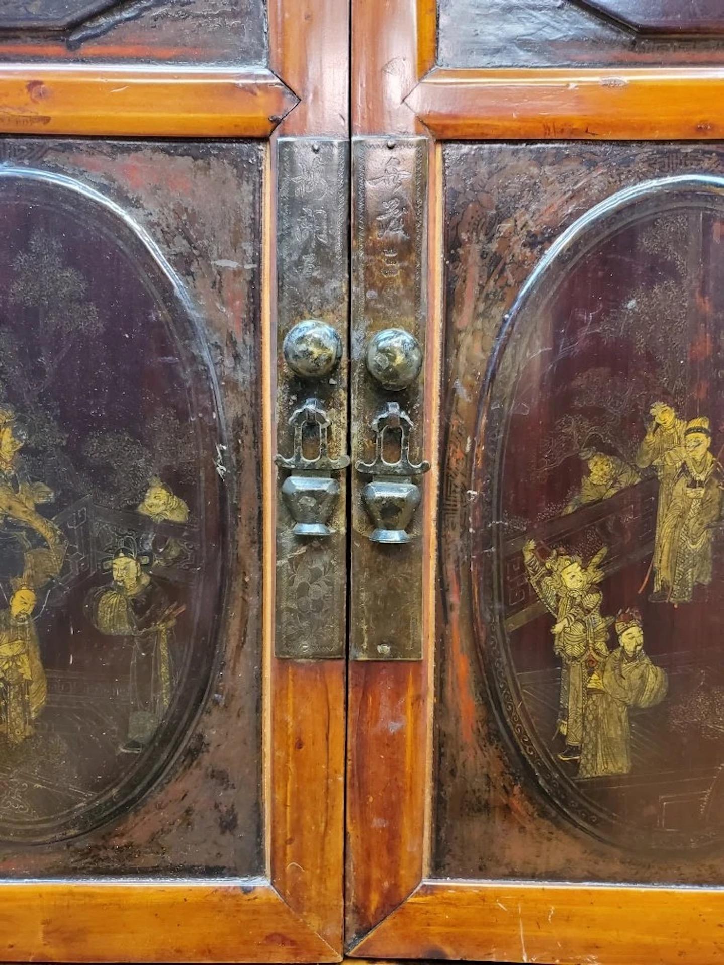 Ancienne armoire chinoise à 8 portes avec motifs peints et dorés en vente 2