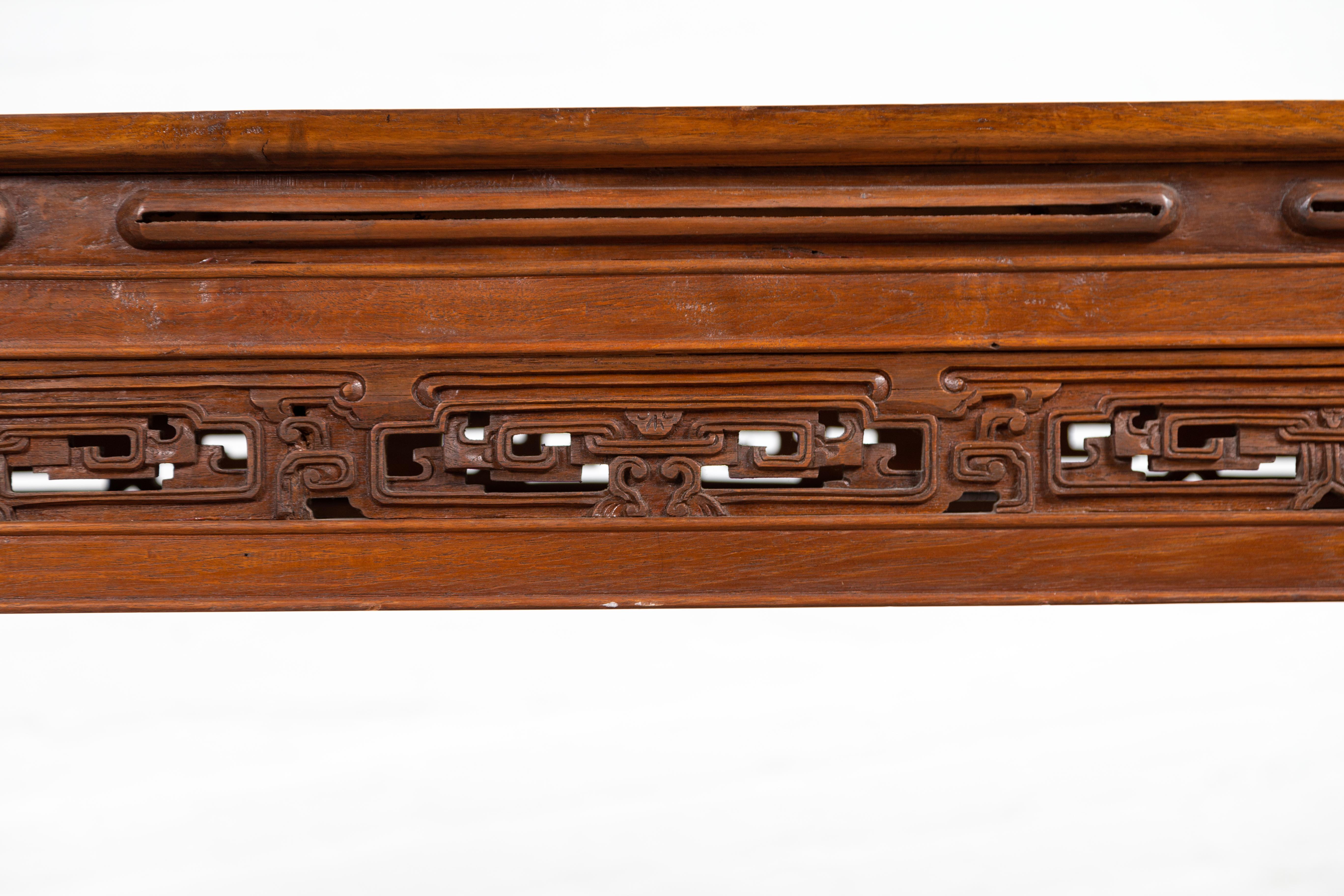 Antiker chinesischer Altar-Konsolentisch mit Aufhängeplatte und offenen Laubsägearbeiten-Schnörkeln (Holz) im Angebot