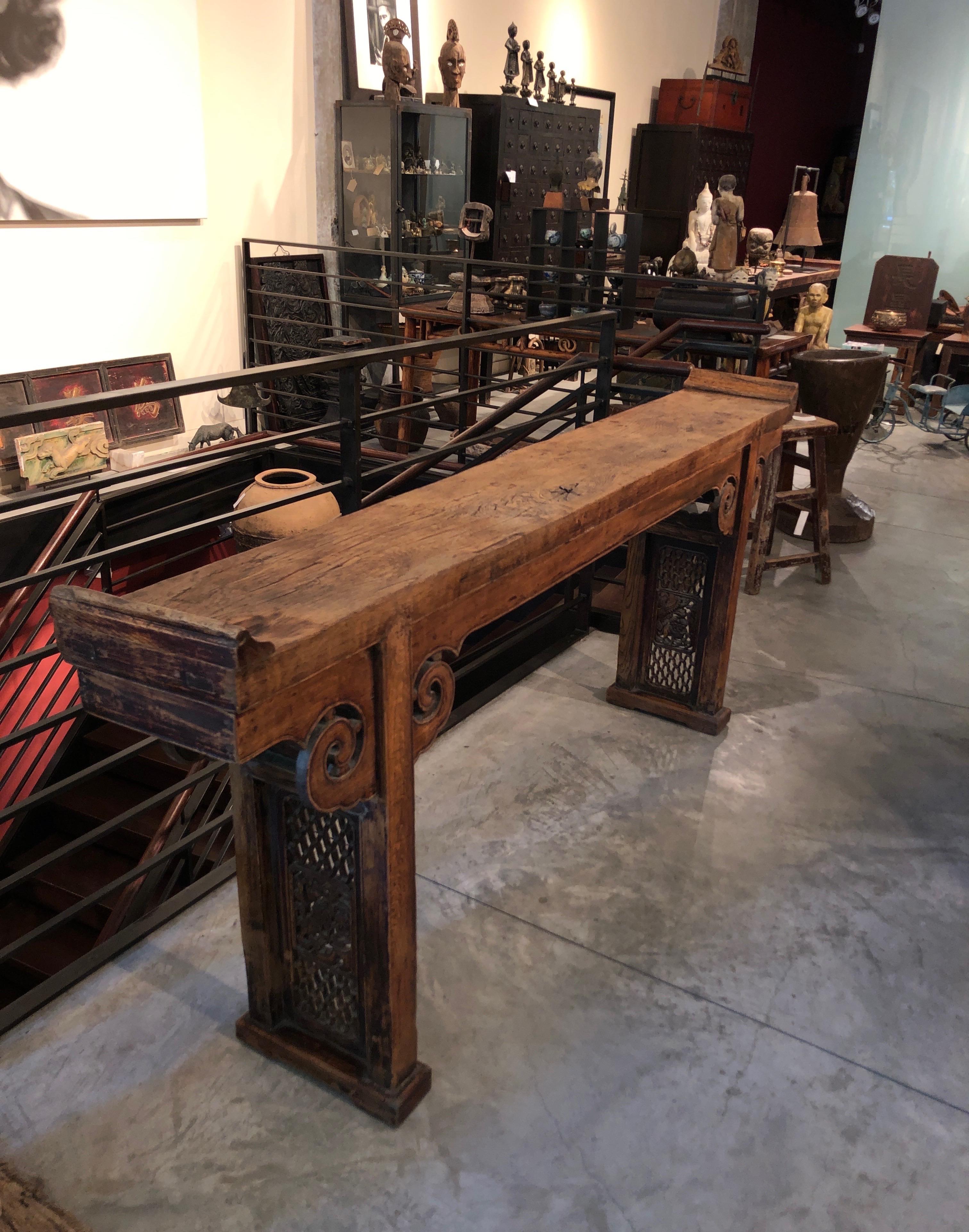 Table d'autel chinoise ancienne, datant d'environ 1850 en vente 4