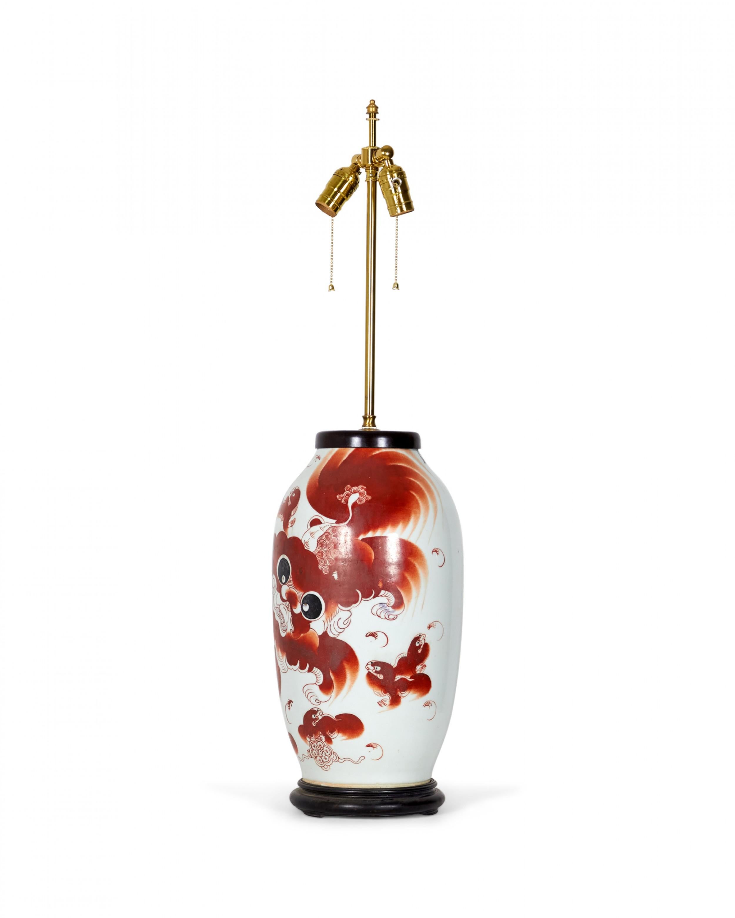 Exportation chinoise Lampe de bureau chinoise ancienne à vase en porcelaine rouge de conception Taishi Shaoshi en vente