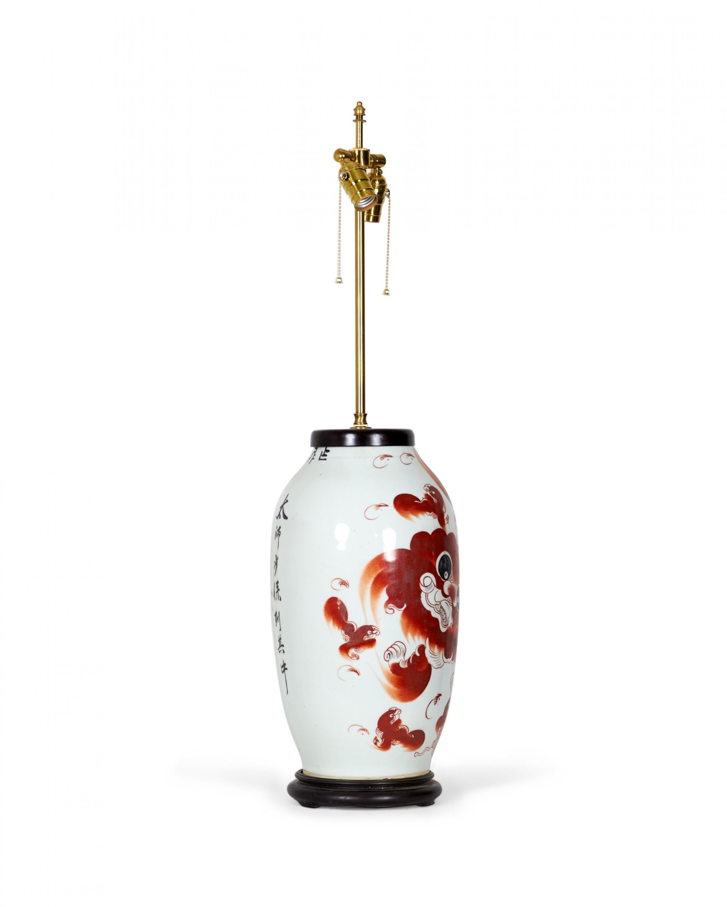 Fait main Lampe de bureau chinoise ancienne à vase en porcelaine rouge de conception Taishi Shaoshi en vente