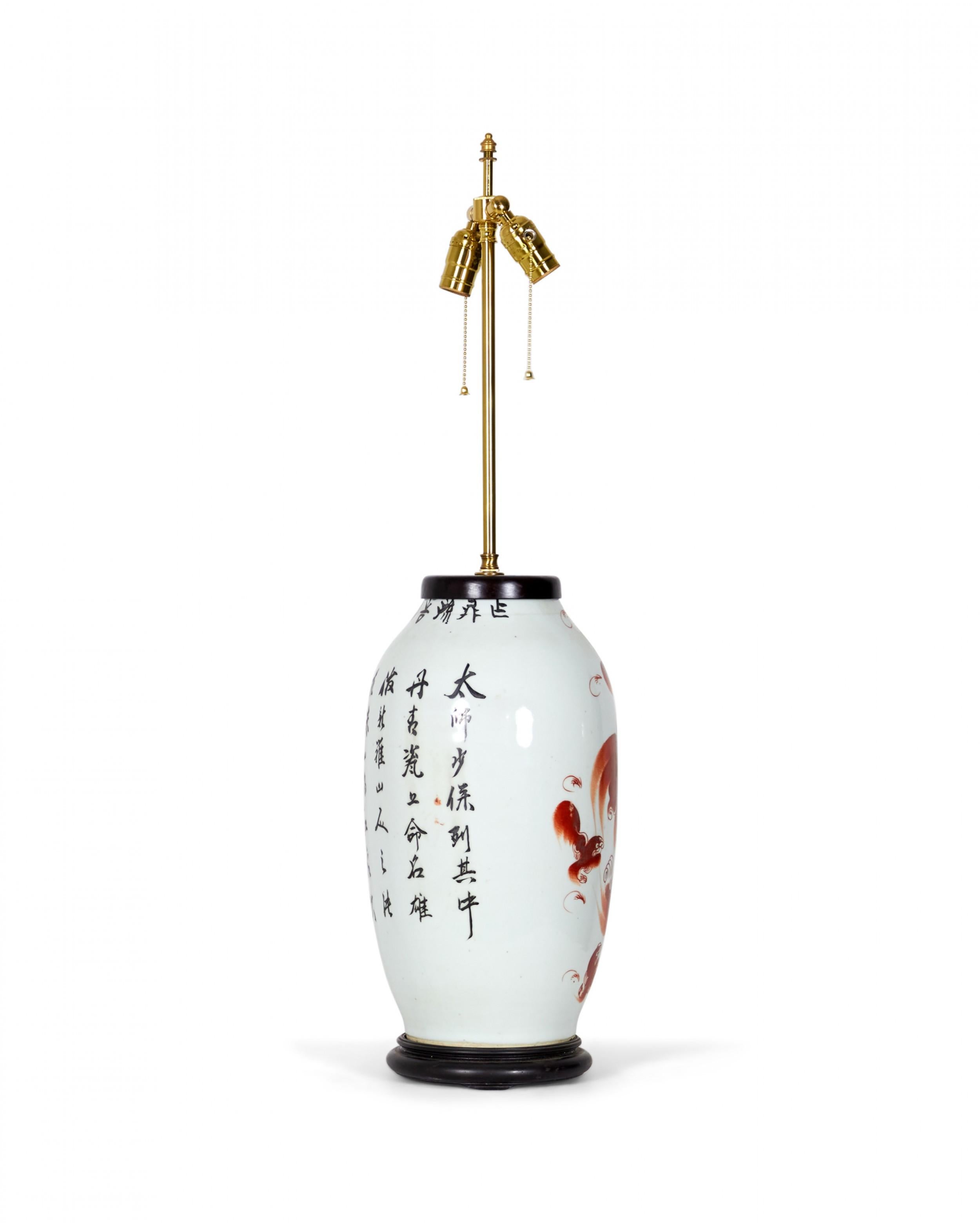 Lampe de bureau chinoise ancienne à vase en porcelaine rouge de conception Taishi Shaoshi Bon état - En vente à Queens, NY