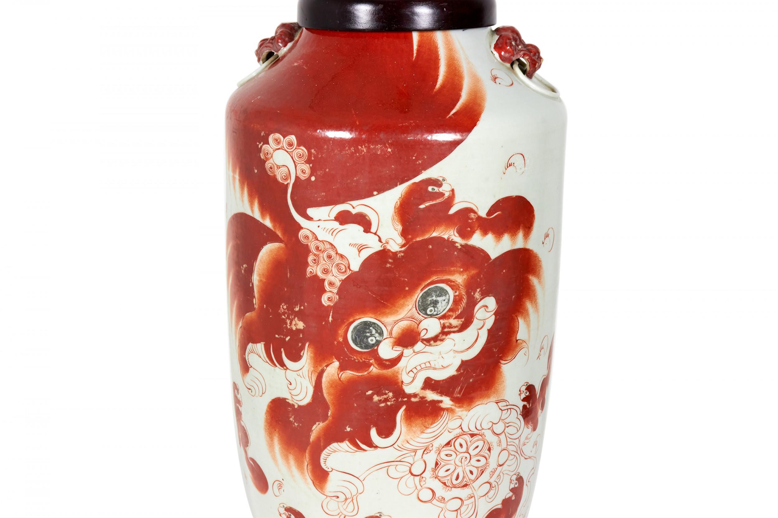 Antique Chinese Alum Red Taishi Shaoshi Design Porcelain Vase Table Lamp For Sale 2