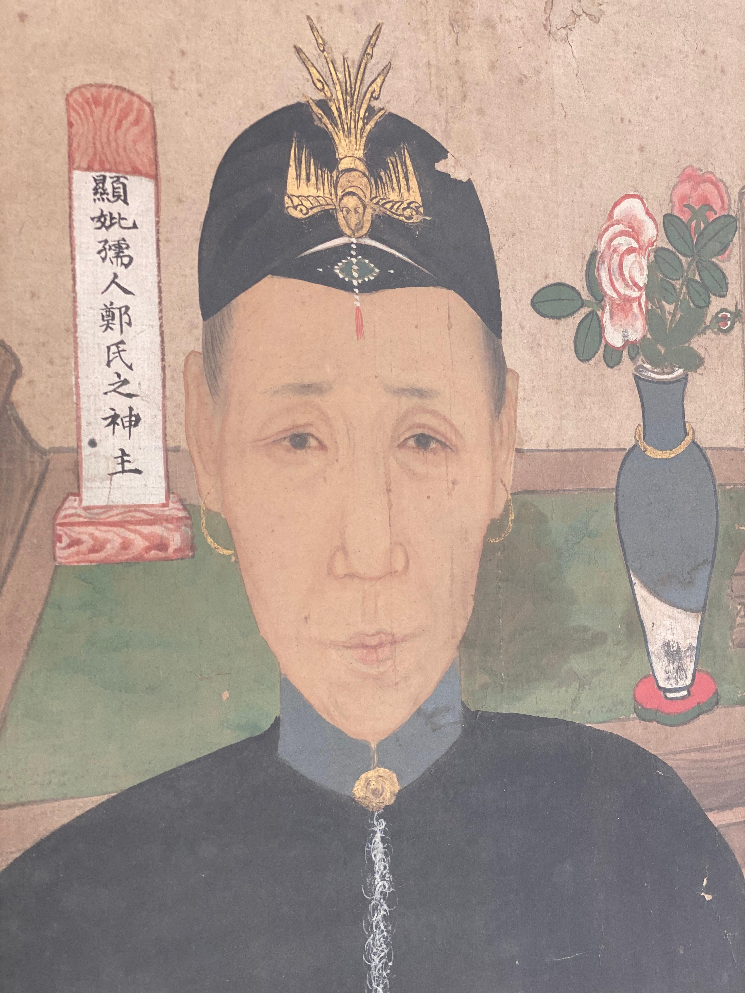 Portrait d'ancêtre chinois ancien sur toile, dynastie Qing,
montrant le patriarche et la matriarche
Portrait avec de belles couleurs chaudes et délavées, de beaux détails dans les vêtements et la décoration, 18e siècle.
Beau cadre en pin patiné.