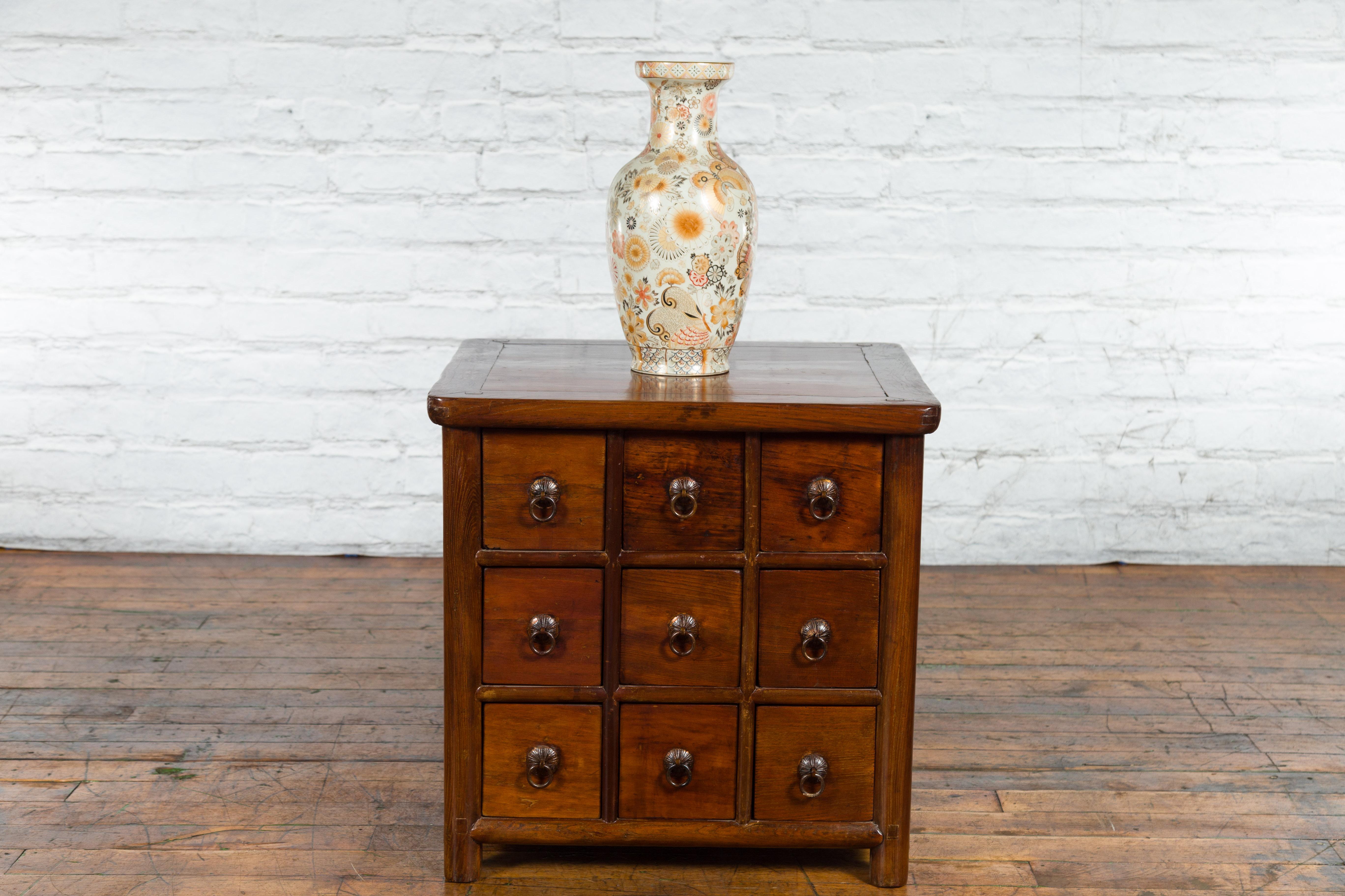 Antigua cómoda china de estilo boticario con nueve cajones, hacia 1900 Lacado en venta
