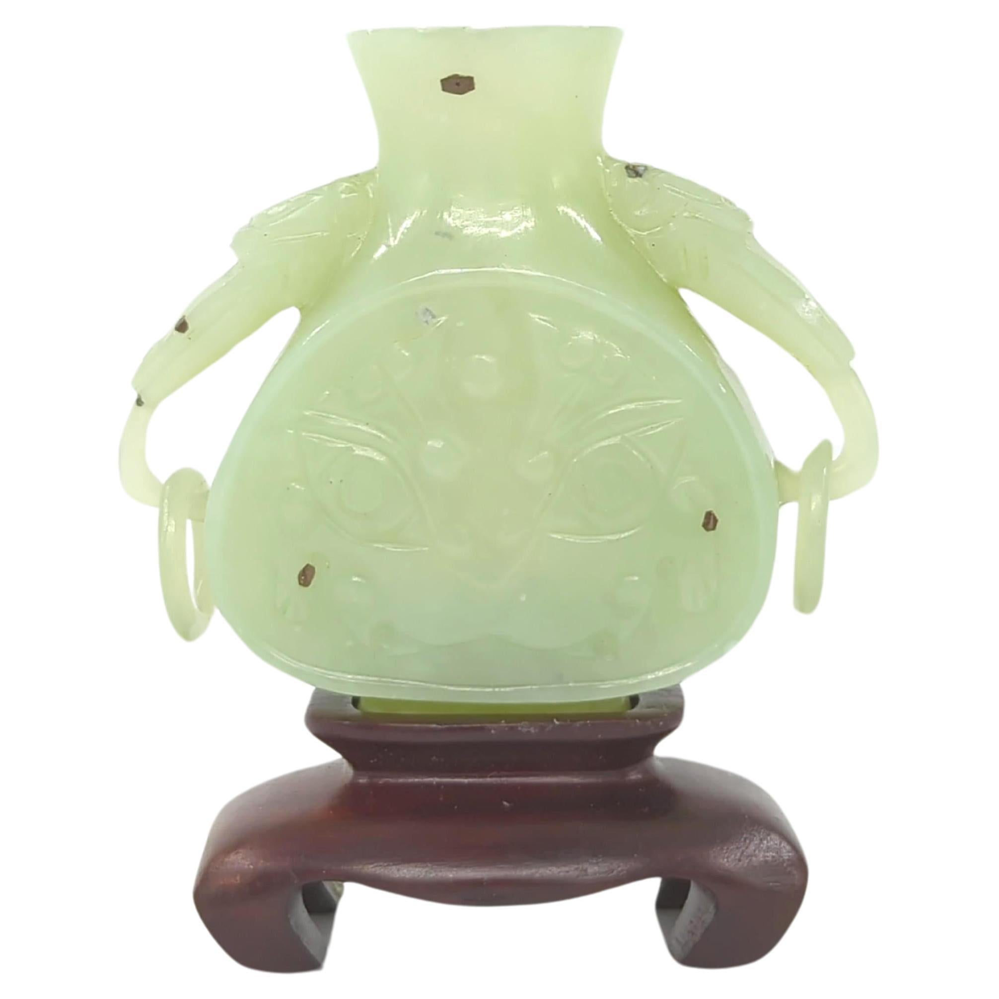 Ancien vase chinois sculpté en jade céladon avec poignée en forme de bête en arc de cercle Qing 19c