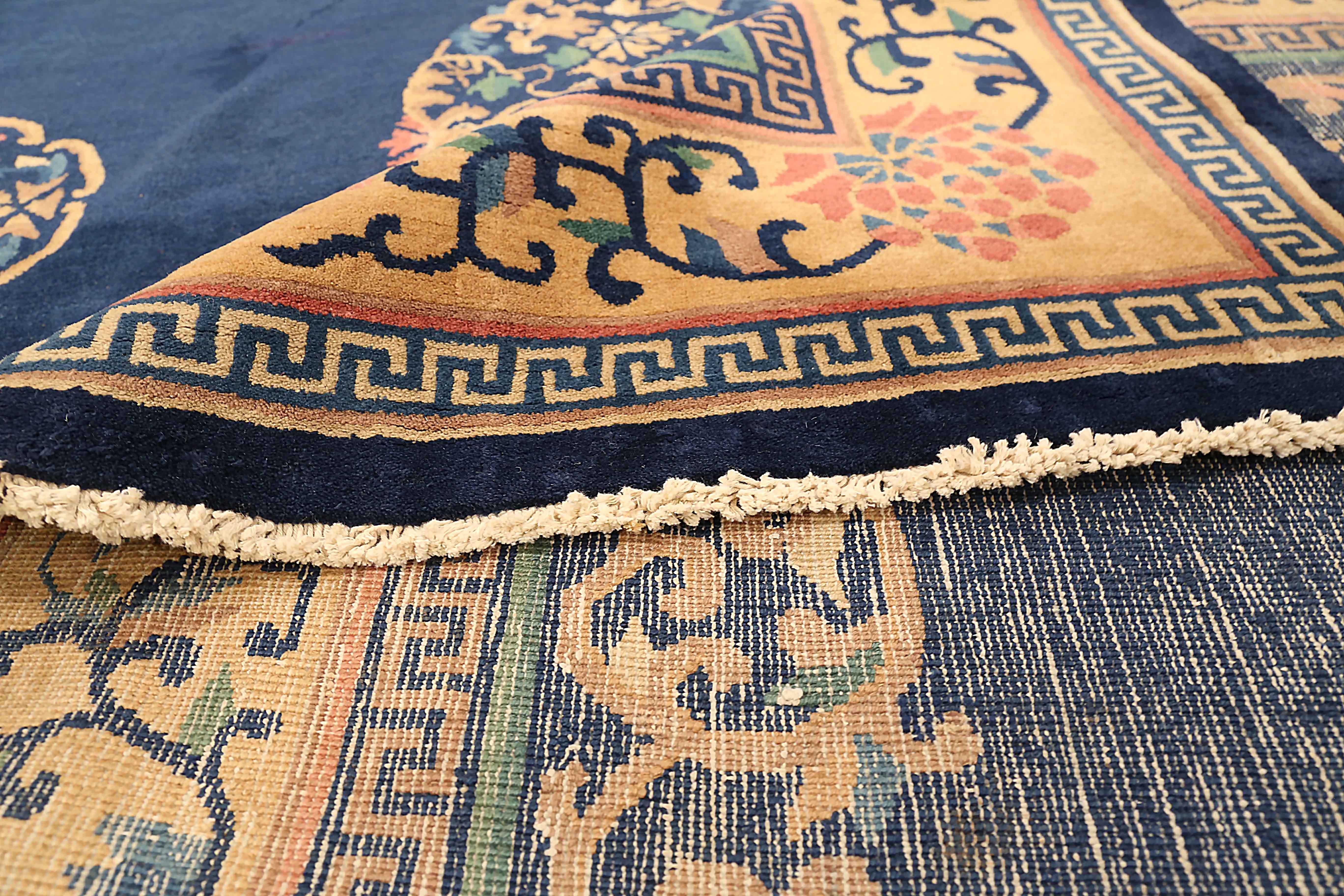 Antiker chinesischer Teppich im China-Design (Chinesisch) im Angebot