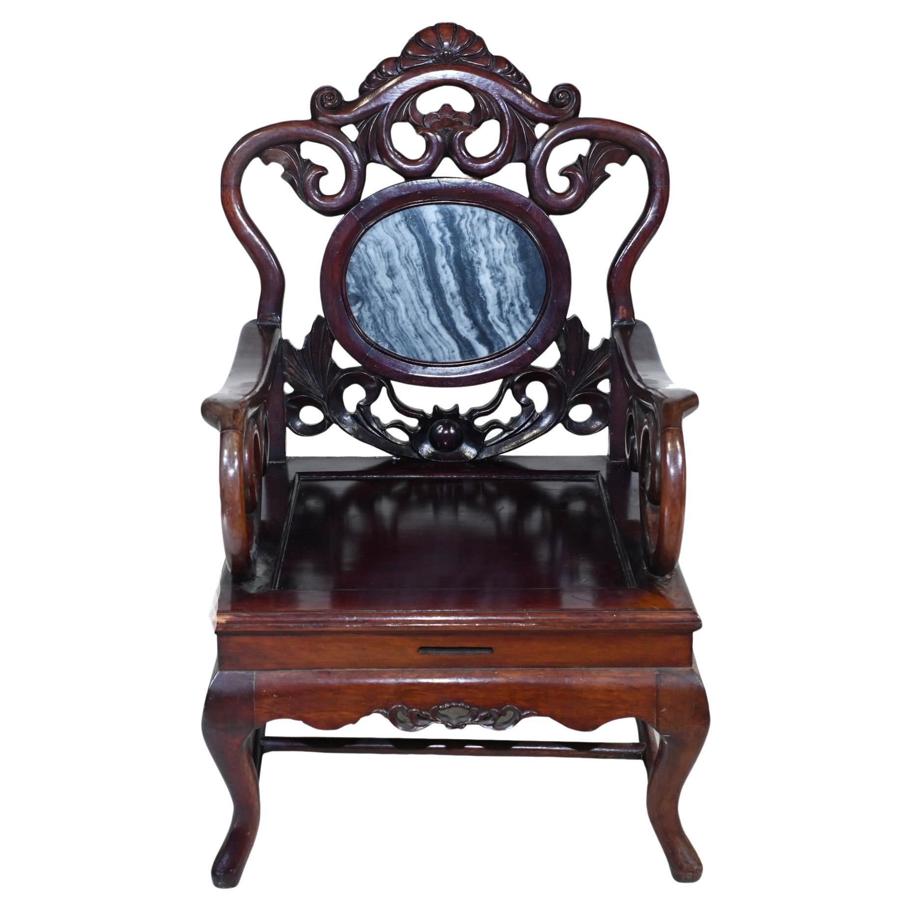 Ancienne chaise à accoudoir chinoise en bois dur sculpté