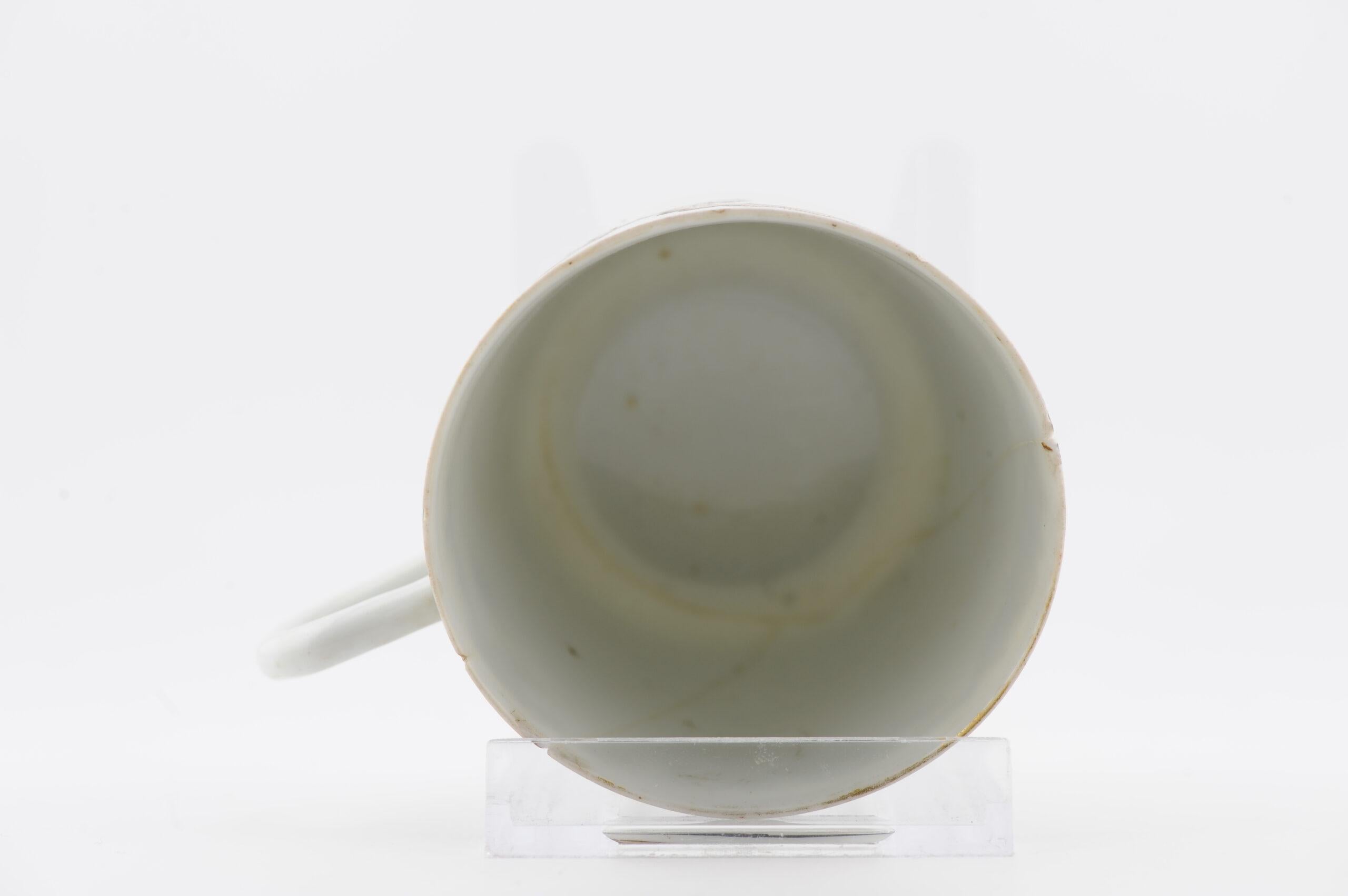 Antique Chinese Armorial Coffee Cup Yonzheng/Qianlong Porcelain In Good Condition For Sale In Amsterdam, Noord Holland
