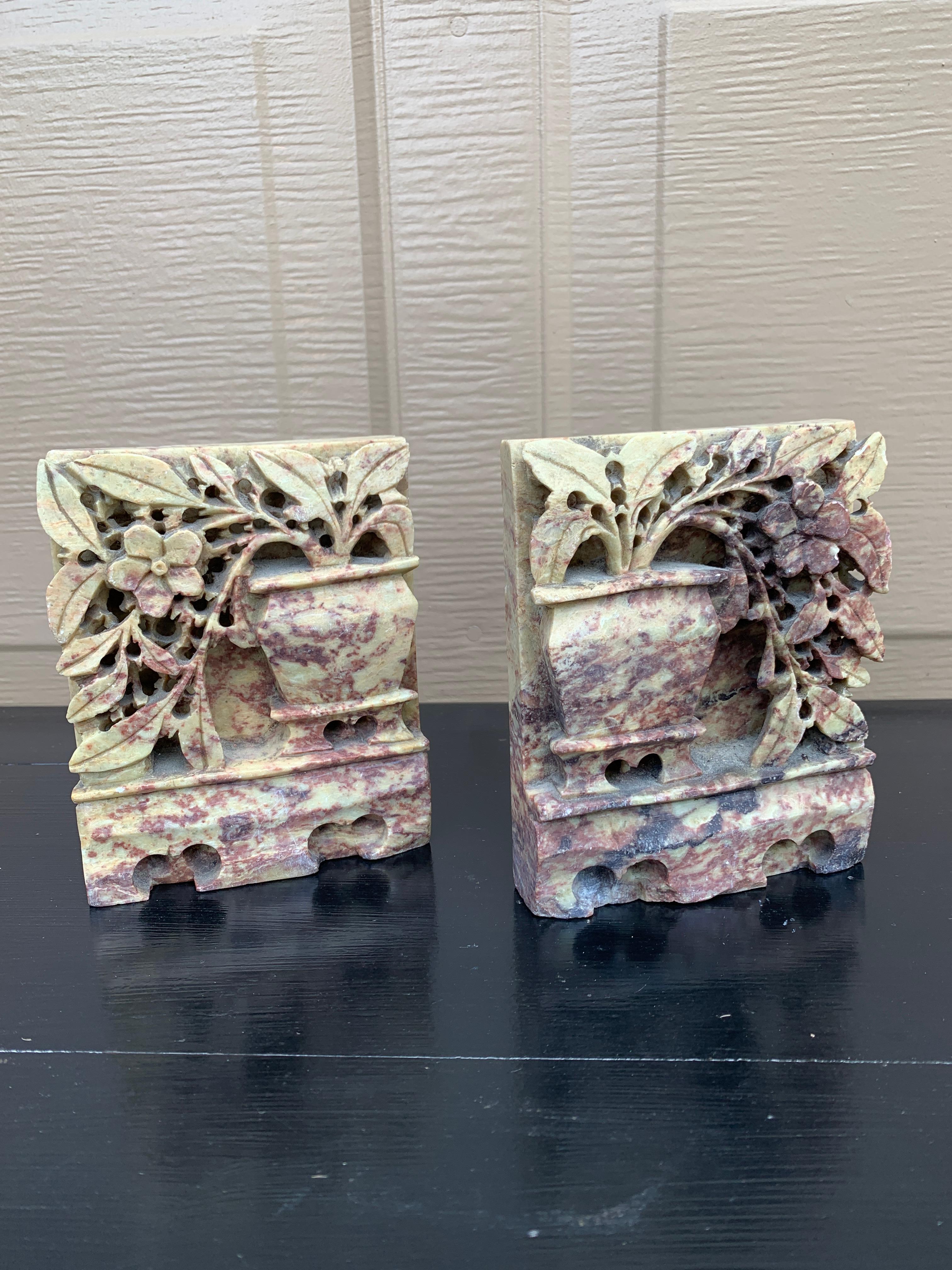 Une belle paire de serre-livres en pierre de savon massif d'époque Art déco Chinoiserie, sculptés à la main, en forme de plantes fleuries poussant dans des pots.

Chine, vers 1920

Mesures : 4,13 