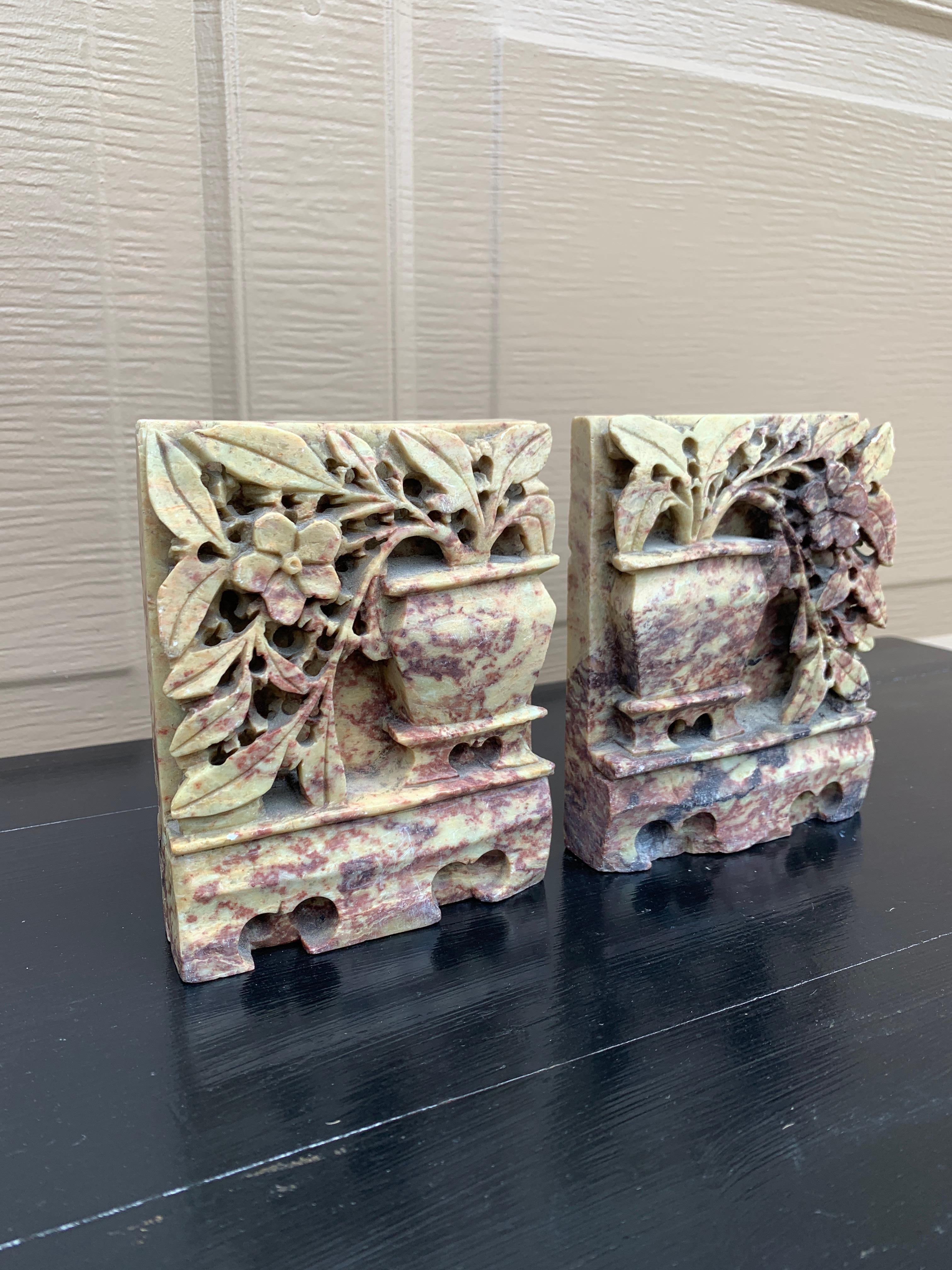Paire de serre-livres anciens en pierre ollaire sculptée à la main, Art Carved Chinese Art Deco Bon état - En vente à Elkhart, IN