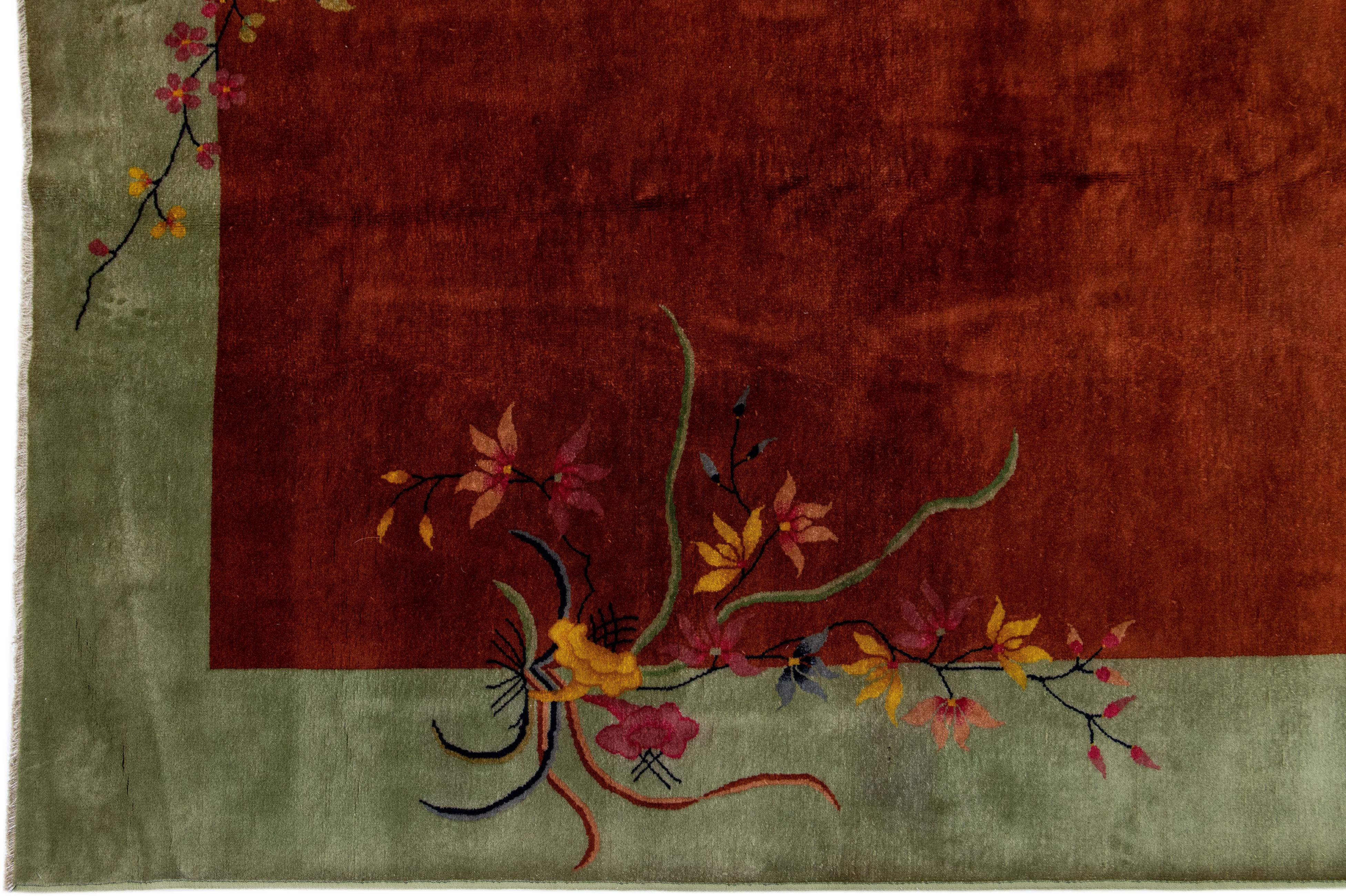 Antiker chinesischer, handgefertigter, brauner und grüner Art-déco-Wollteppich mit traditionellem Motiv (Chinesisch) im Angebot