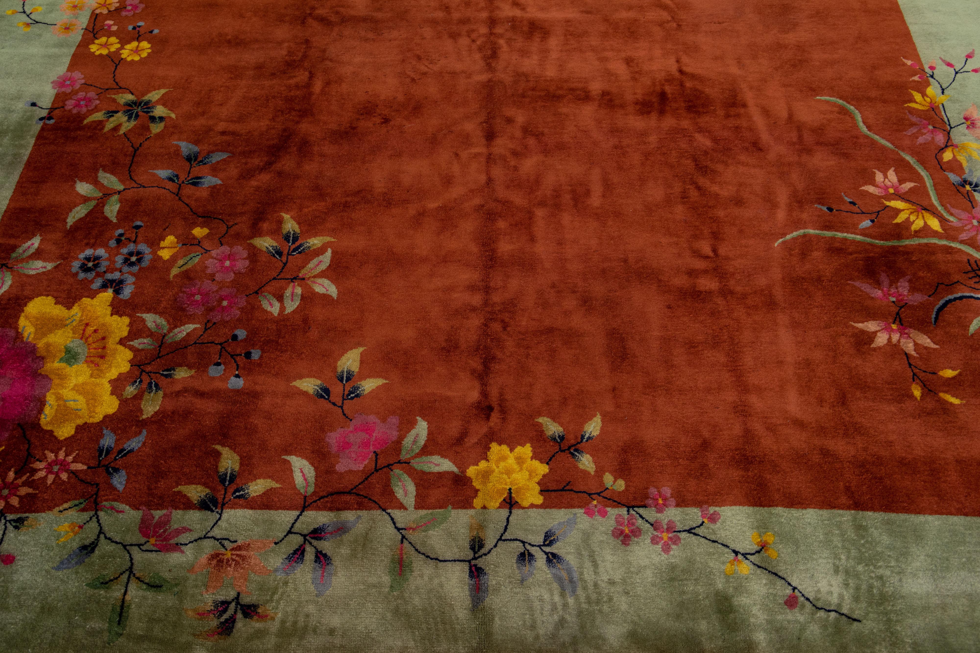 Antiker chinesischer, handgefertigter, brauner und grüner Art-déco-Wollteppich mit traditionellem Motiv im Zustand „Hervorragend“ im Angebot in Norwalk, CT