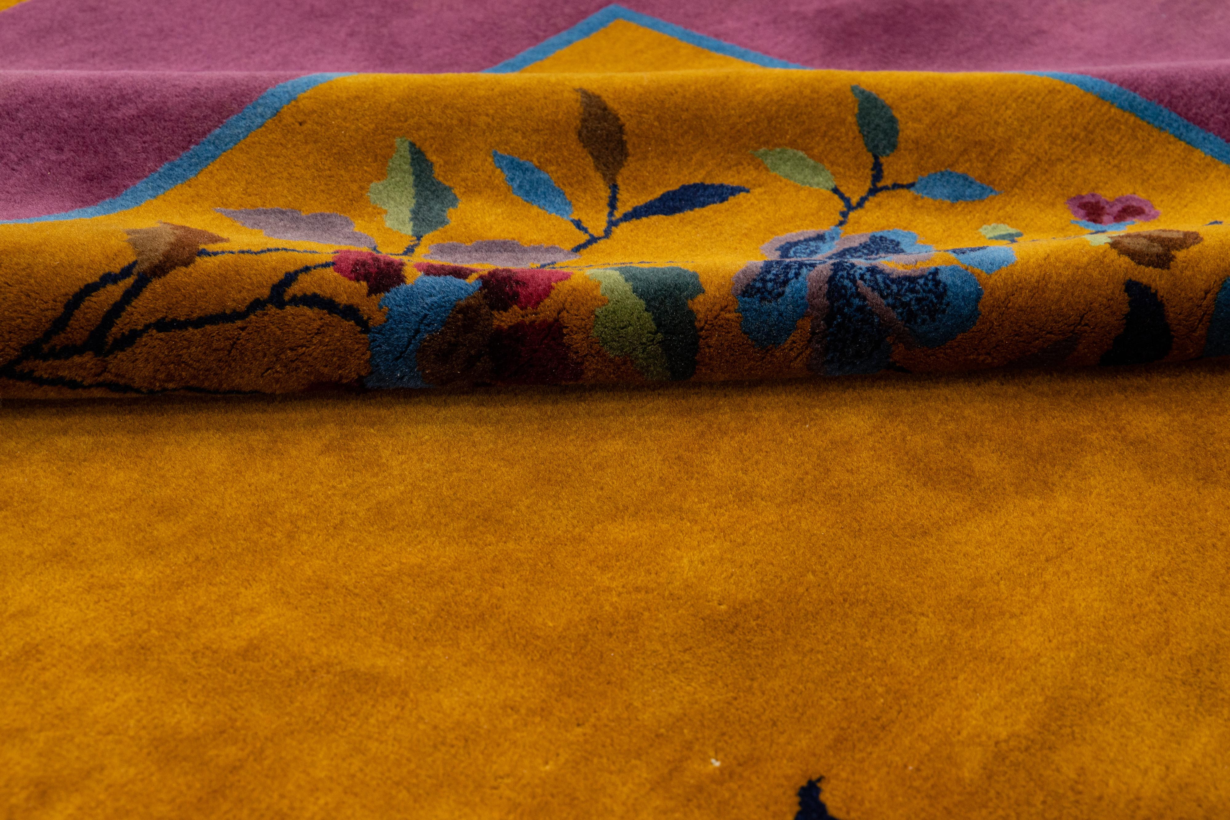 Tapis Art Déco chinois ancien en laine dorée à motifs floraux fait à la main en vente 3