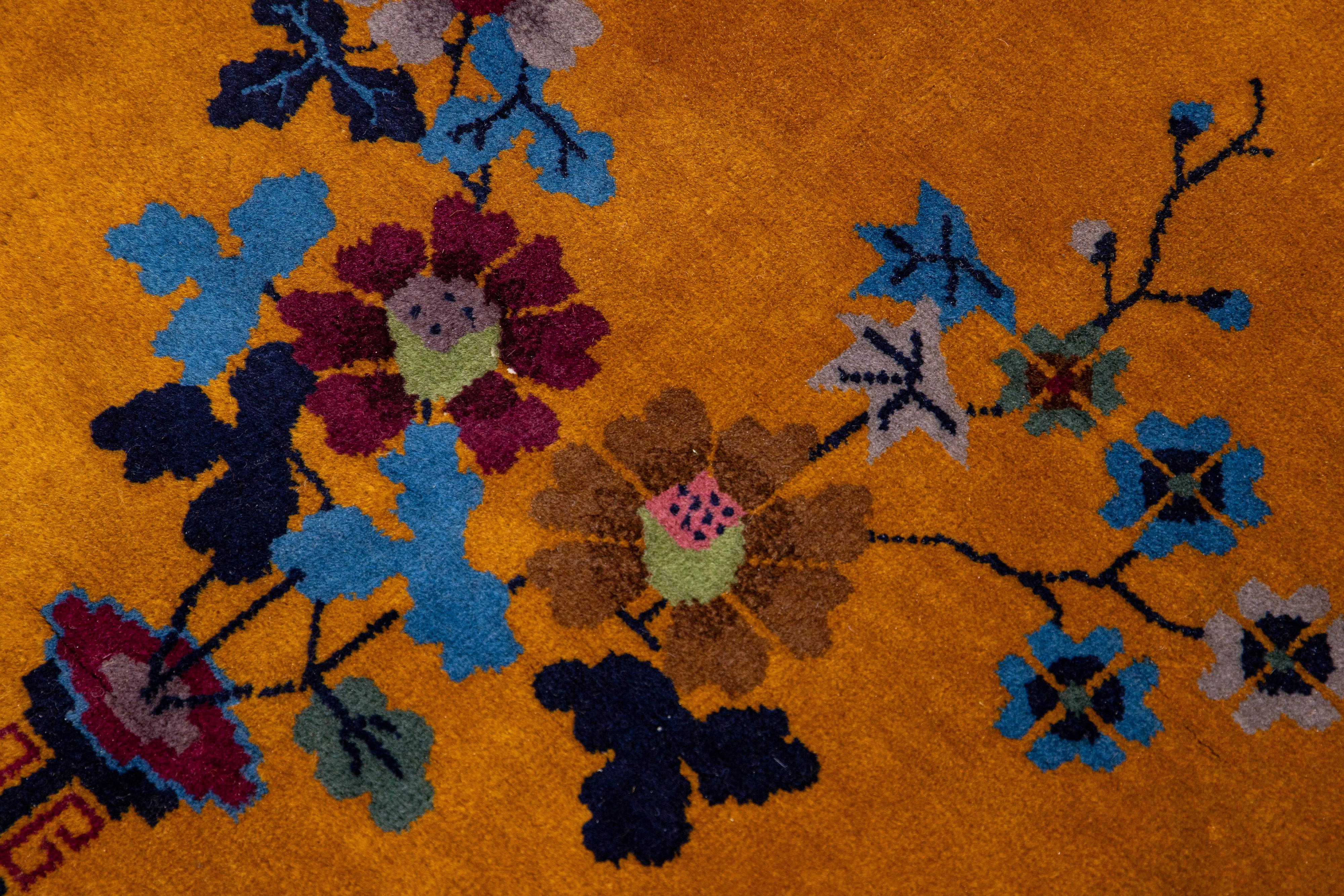 Tapis Art Déco chinois ancien en laine dorée à motifs floraux fait à la main en vente 4
